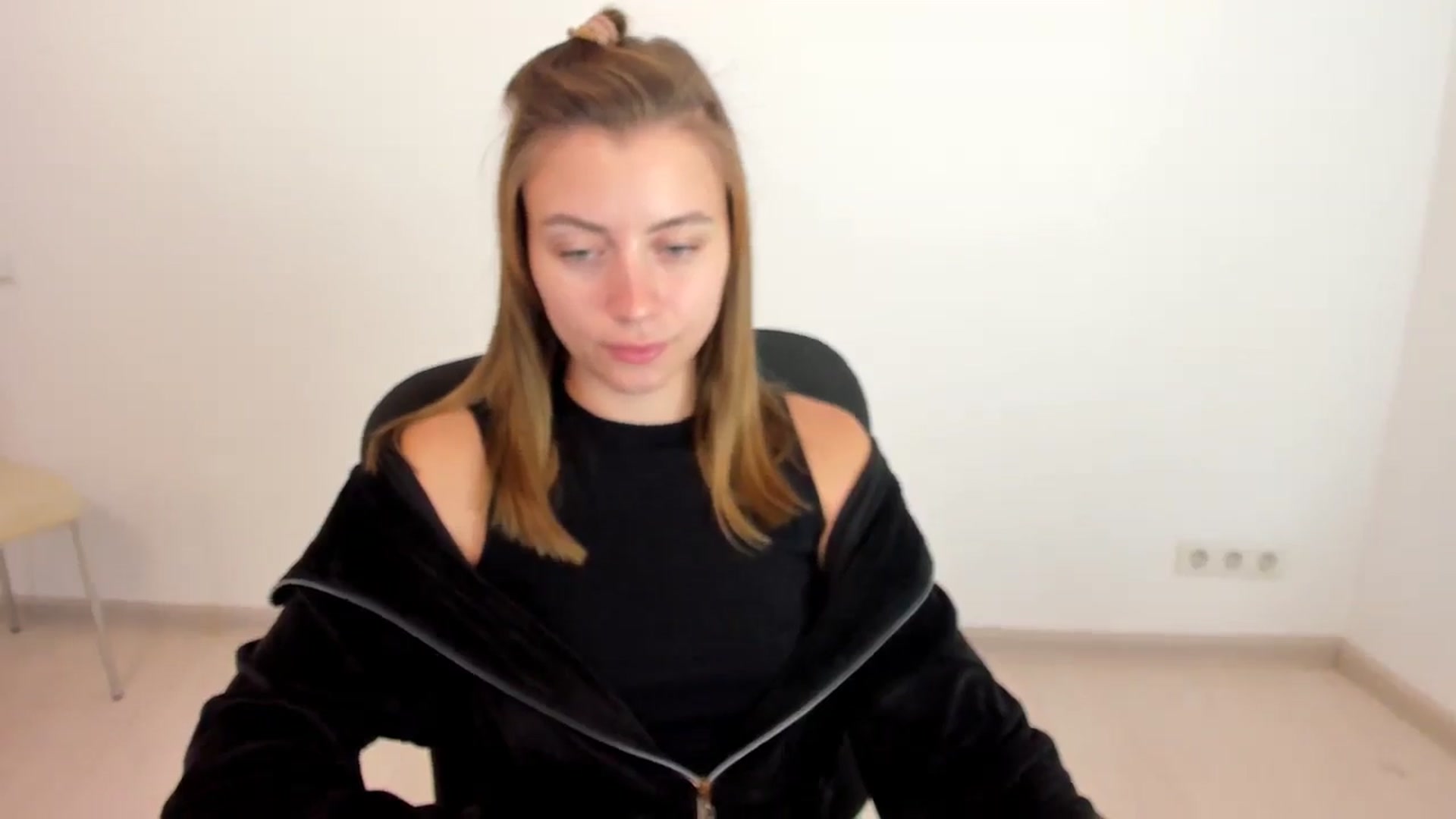 Gallery image thumbnail from Sulfate0's myfreecams stream on, 10/22/2024, 09:48 image 12 of 20