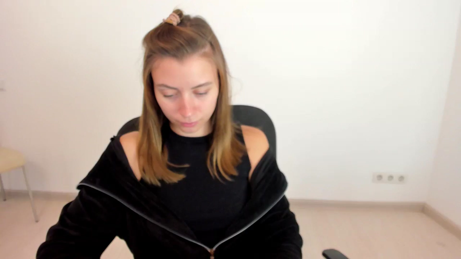 Gallery image thumbnail from Sulfate0's myfreecams stream on, 10/22/2024, 09:48 image 14 of 20