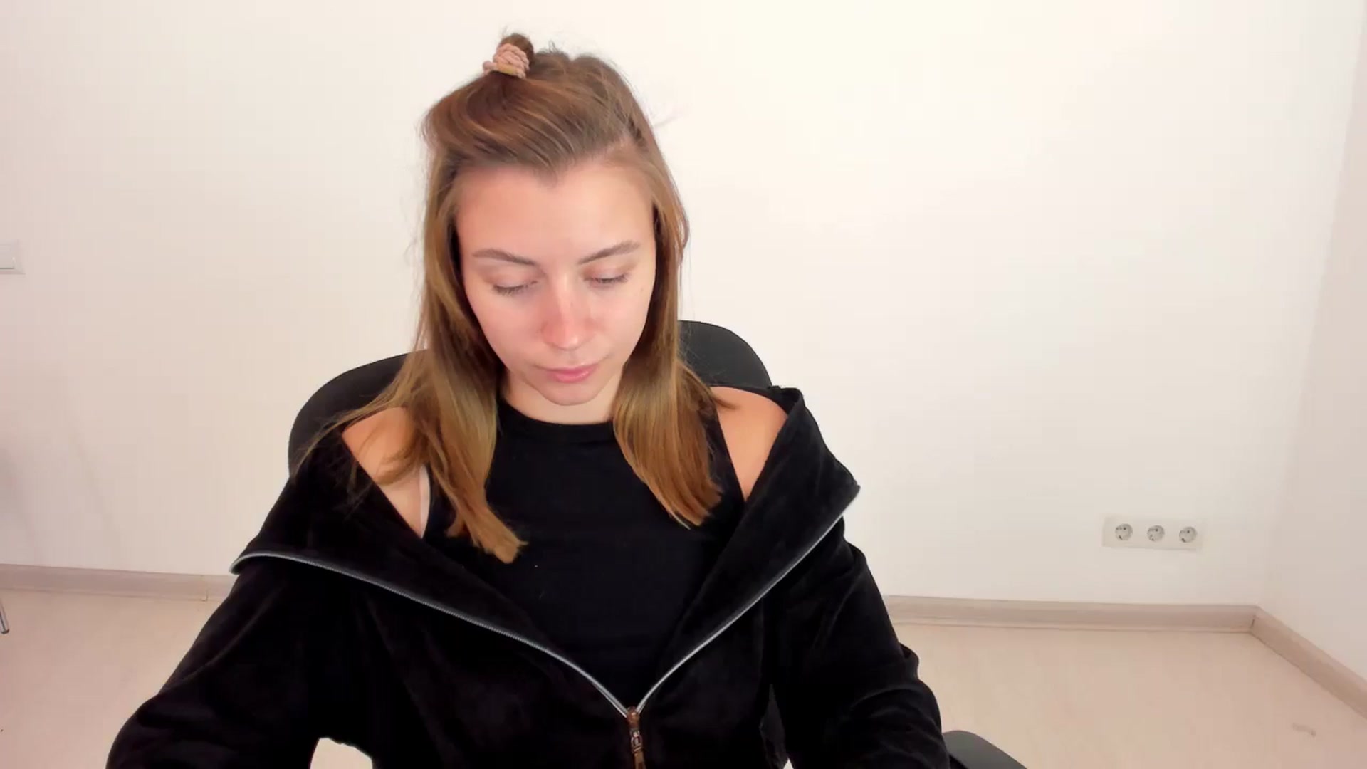 Gallery image thumbnail from Sulfate0's myfreecams stream on, 10/22/2024, 10:31 image 15 of 20