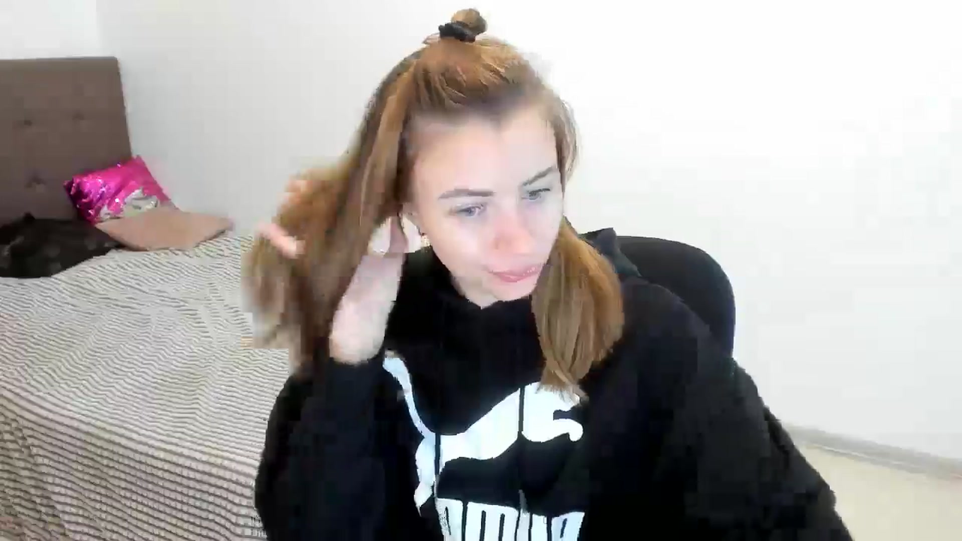 Gallery image thumbnail from Sulfate0's myfreecams stream on, 10/23/2024, 06:45 image 17 of 20