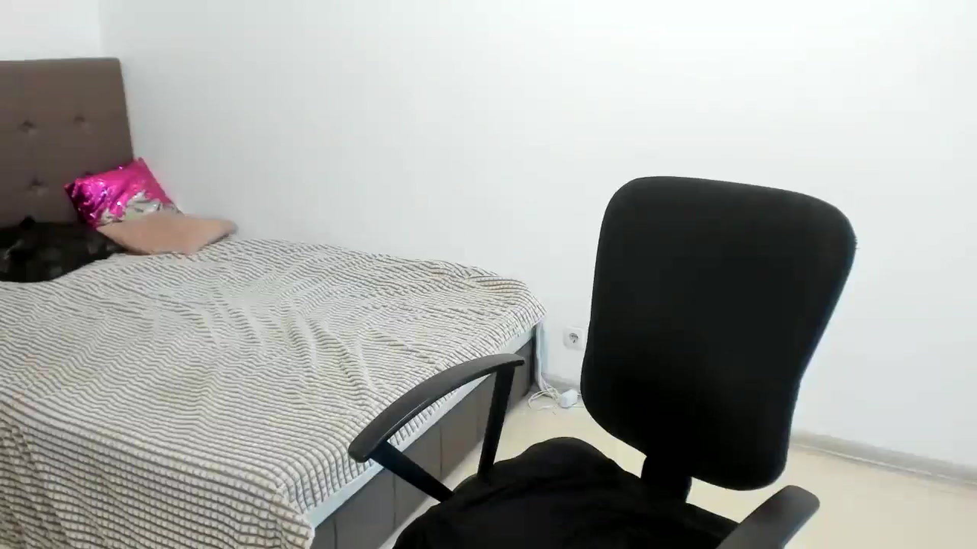 Gallery image thumbnail from Sulfate0's myfreecams stream on, 10/23/2024, 06:45 image 19 of 20