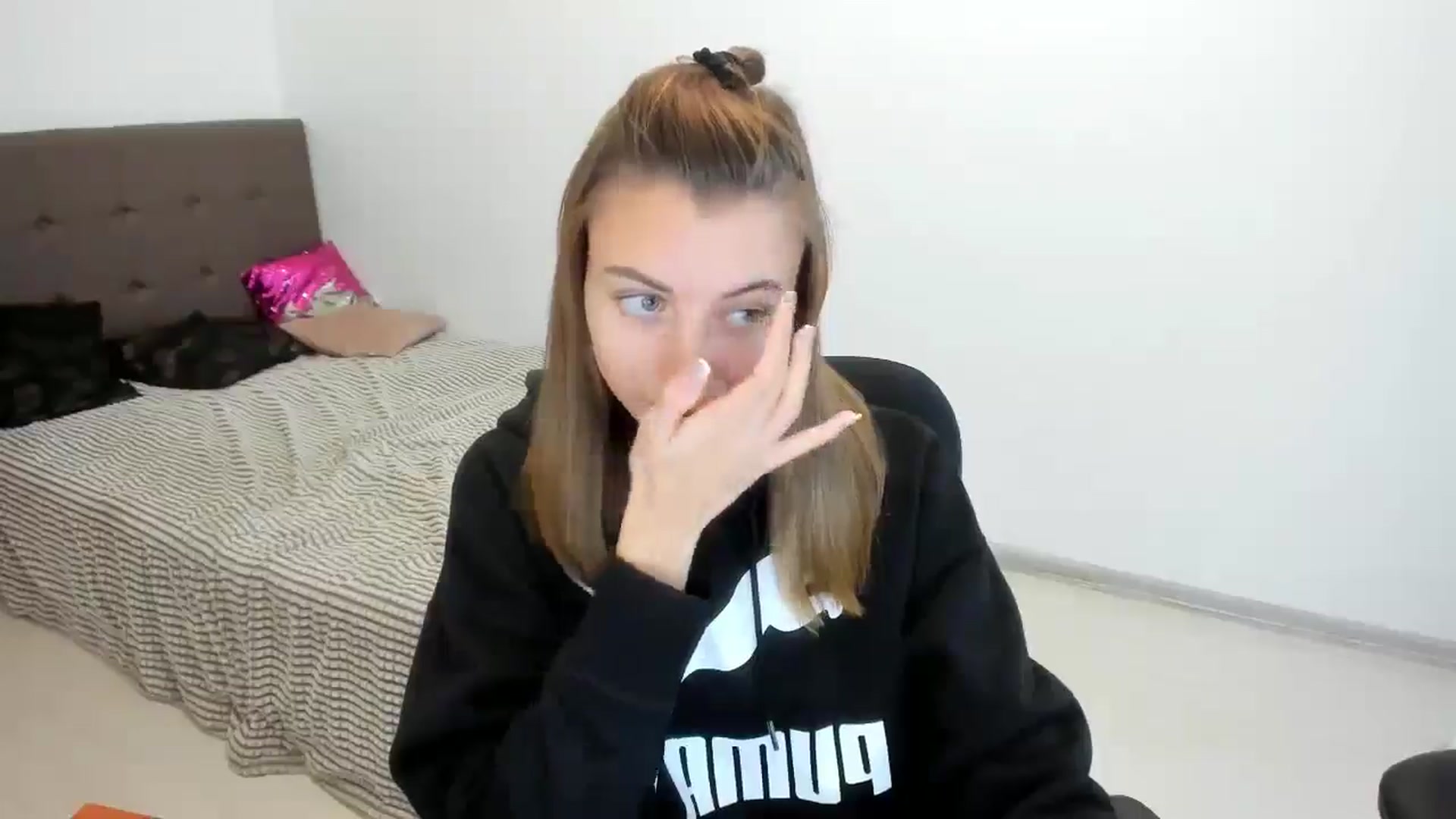 Gallery image thumbnail from Sulfate0's myfreecams stream on, 10/23/2024, 09:21 image 9 of 20