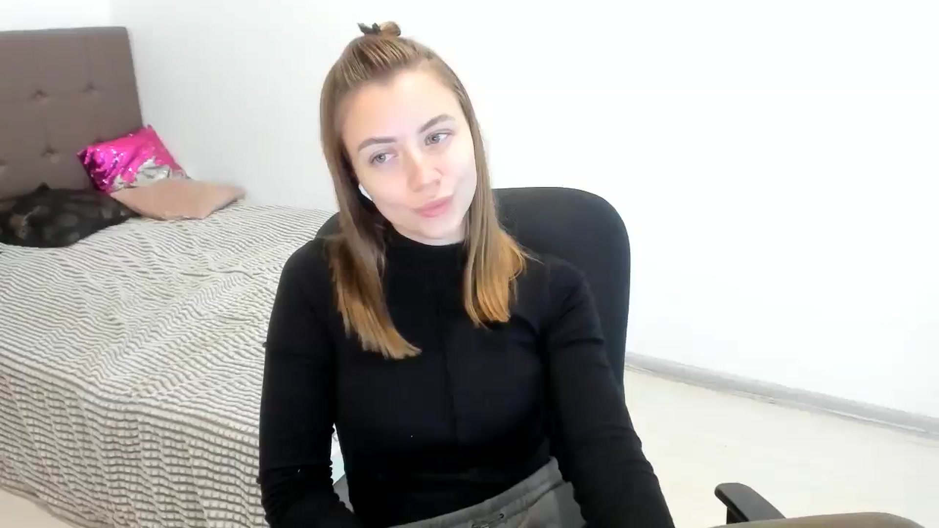 Gallery image thumbnail from Sulfate0's myfreecams stream on, 10/25/2024, 07:52 image 1 of 20