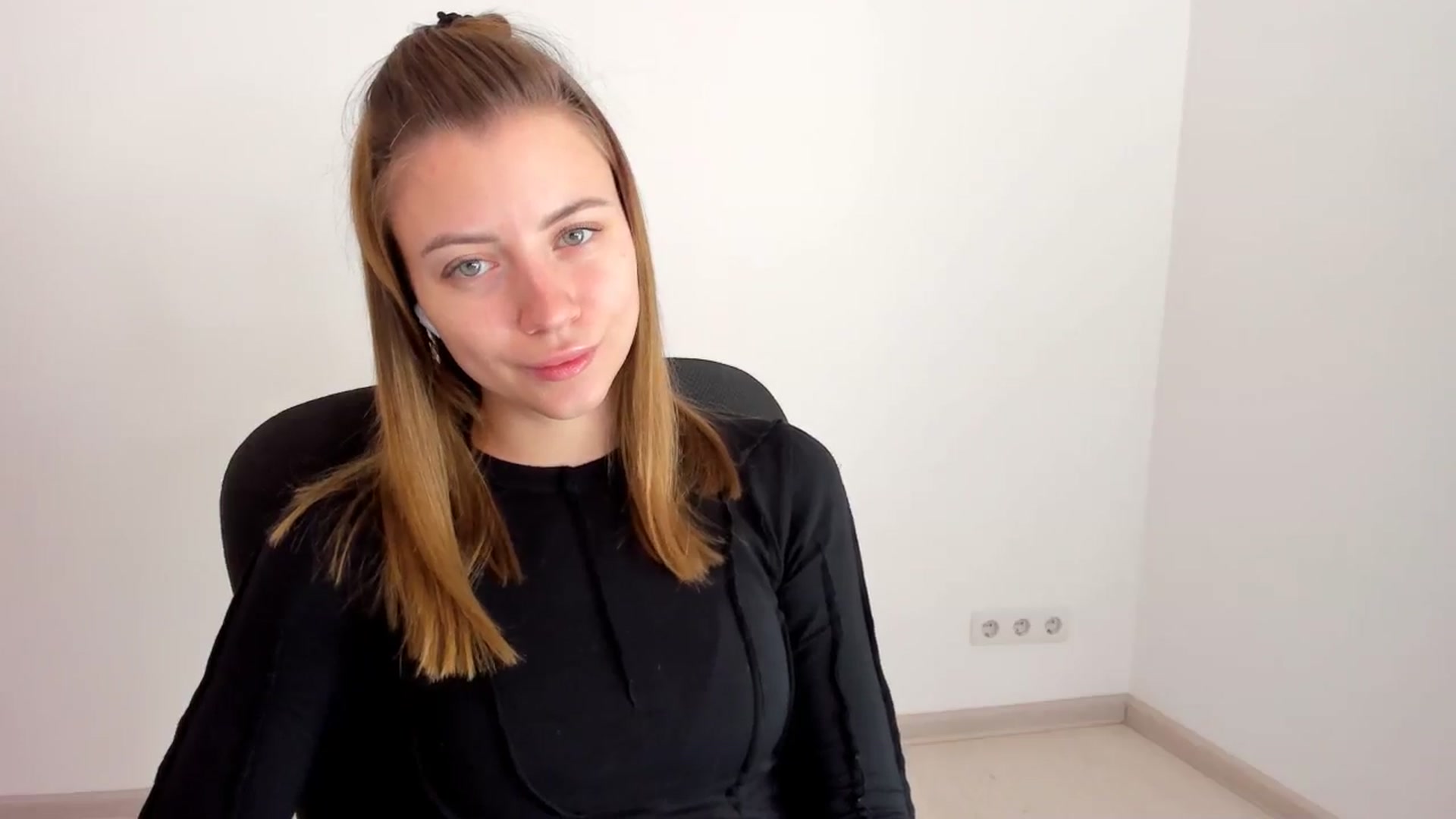 Gallery image thumbnail from Sulfate0's myfreecams stream on, 11/13/2024, 08:56 image 11 of 20