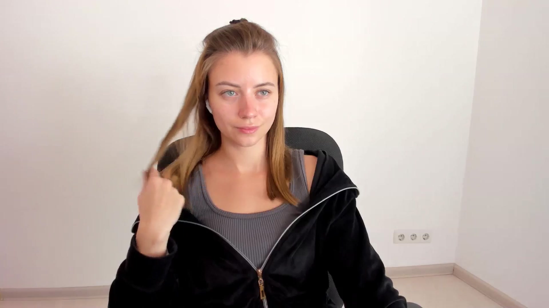 Gallery image thumbnail from Sulfate0's myfreecams stream on, 11/14/2024, 11:10 image 10 of 20