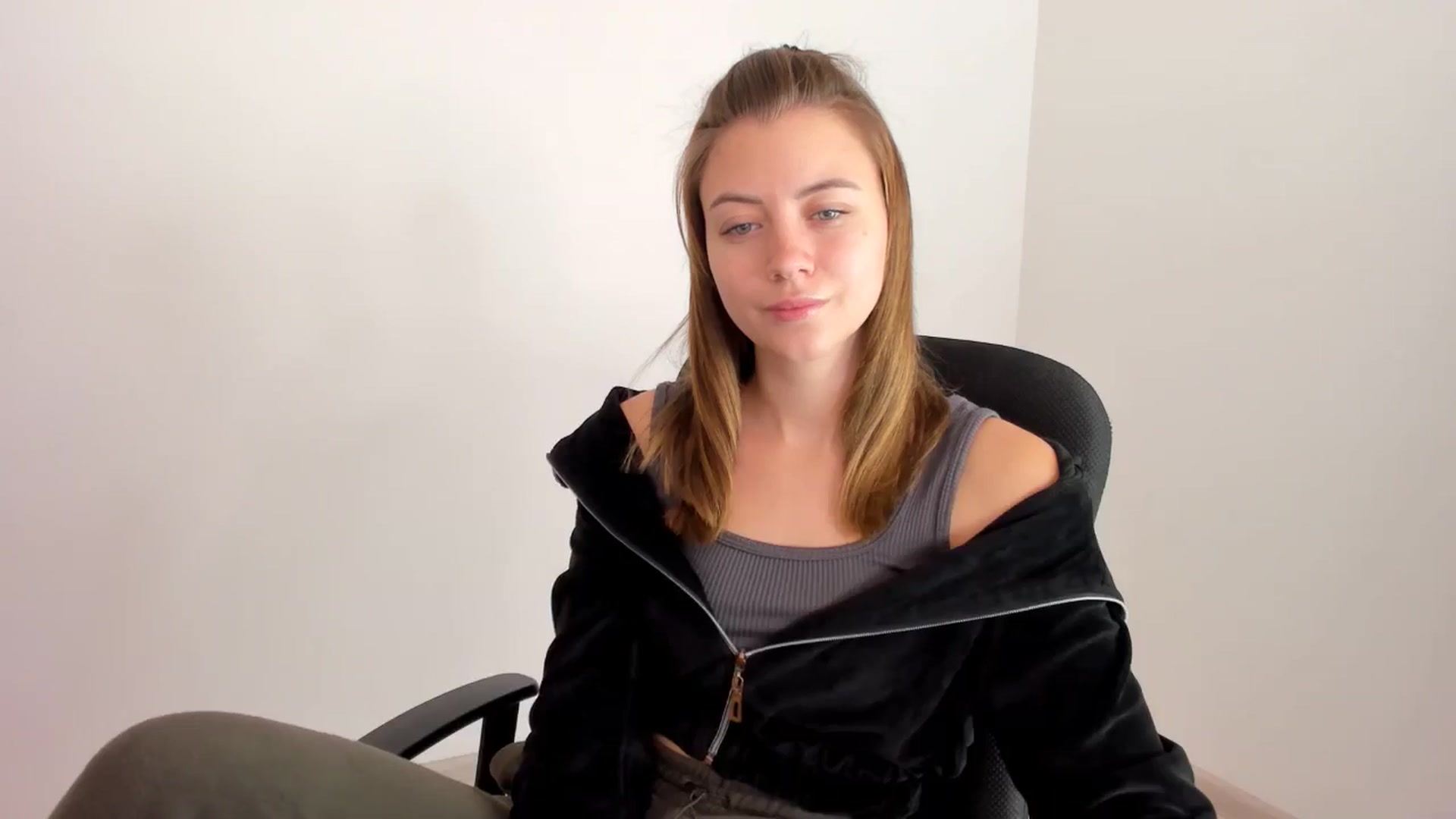 Gallery image thumbnail from Sulfate0's myfreecams stream on, 11/15/2024, 08:45 image 18 of 20