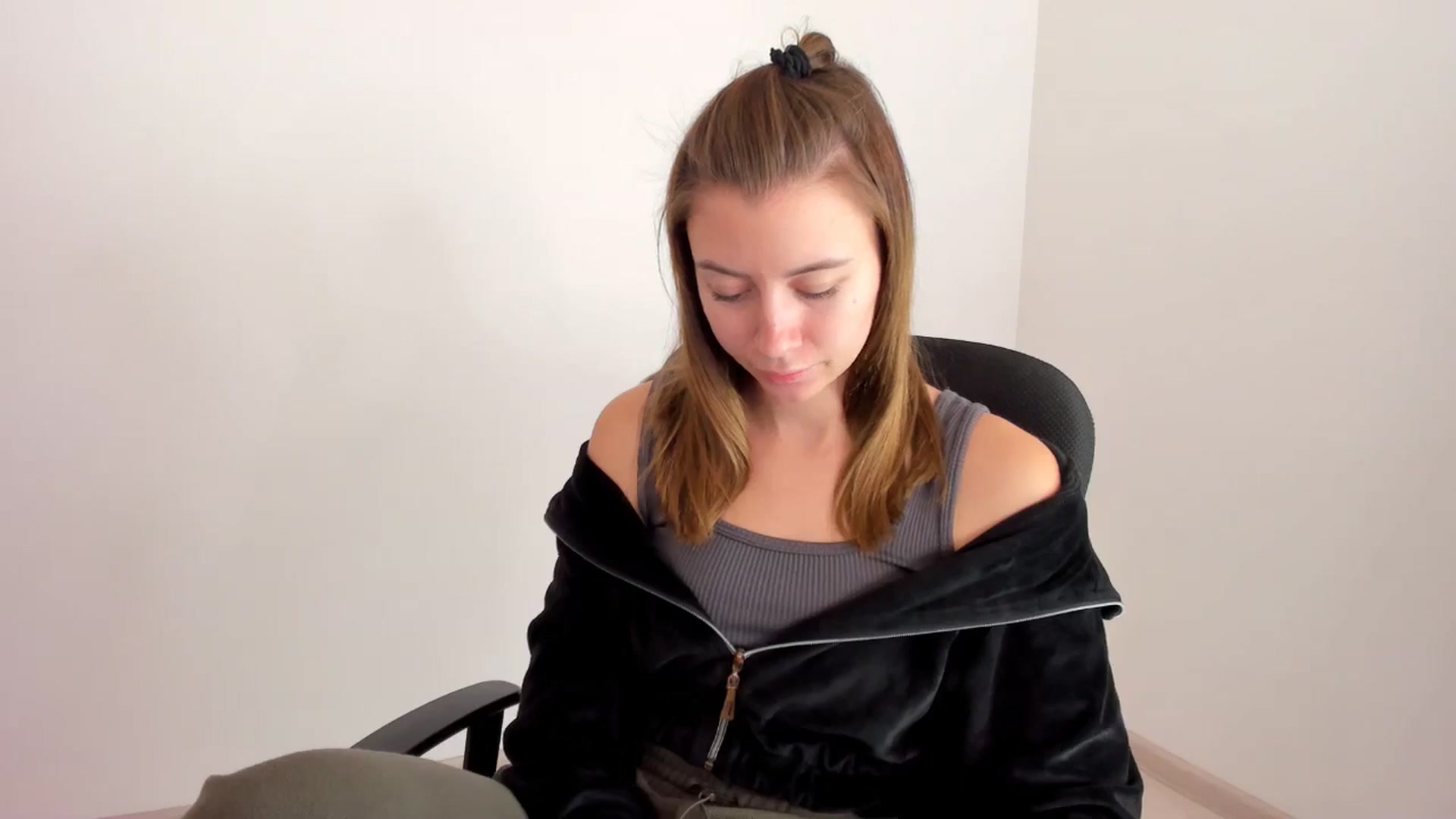 Gallery image thumbnail from Sulfate0's myfreecams stream on, 11/15/2024, 08:45 image 6 of 20