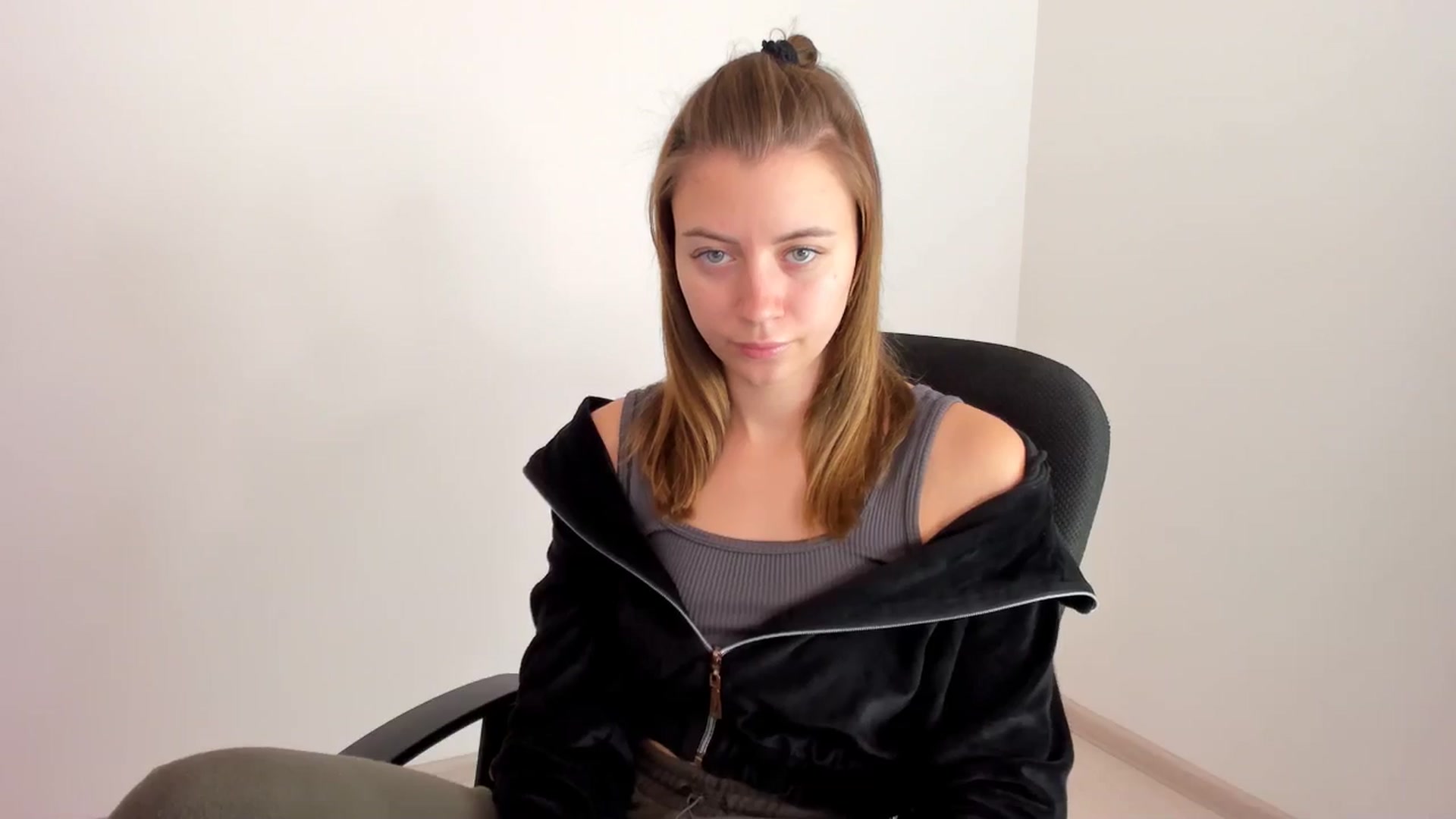 Gallery image thumbnail from Sulfate0's myfreecams stream on, 11/15/2024, 08:45 image 17 of 20