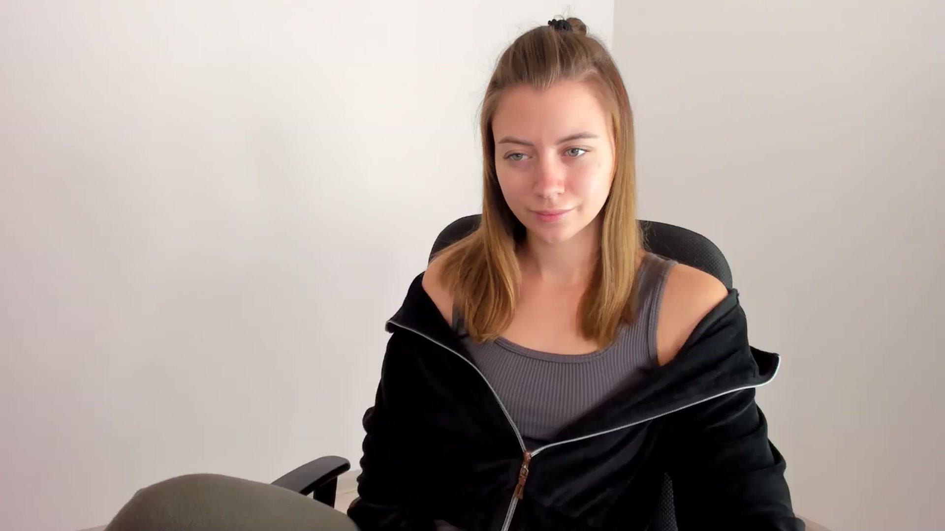Gallery image thumbnail from Sulfate0's myfreecams stream on, 11/15/2024, 09:30 image 18 of 20