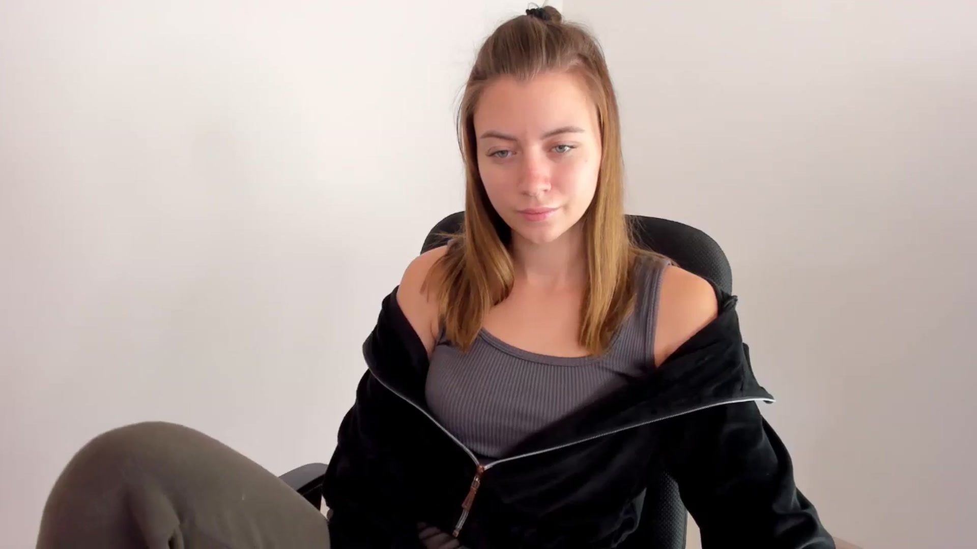 Gallery image thumbnail from Sulfate0's myfreecams stream on, 11/15/2024, 10:35 image 15 of 20