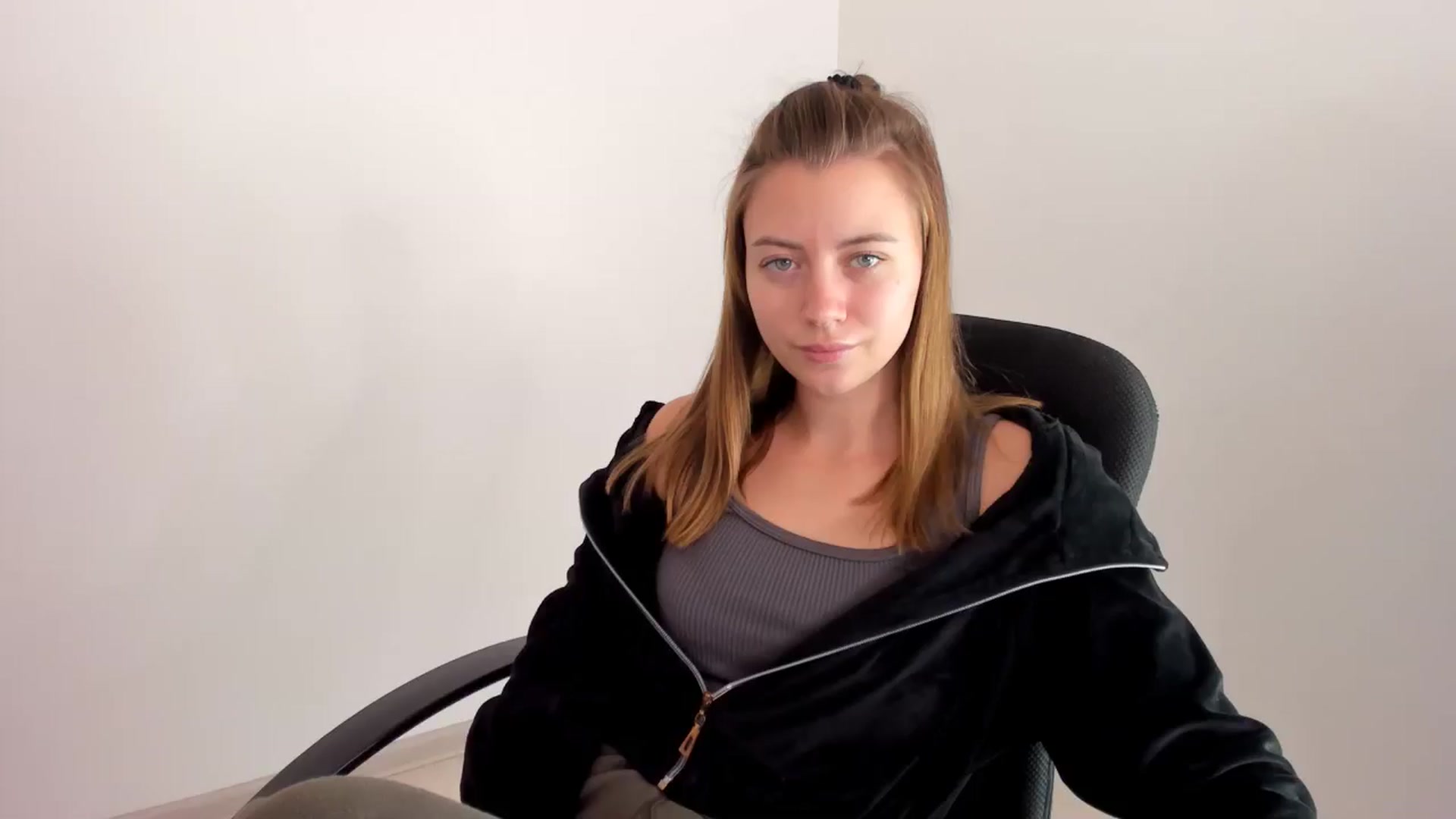 Gallery image thumbnail from Sulfate0's myfreecams stream on, 11/15/2024, 10:35 image 1 of 20