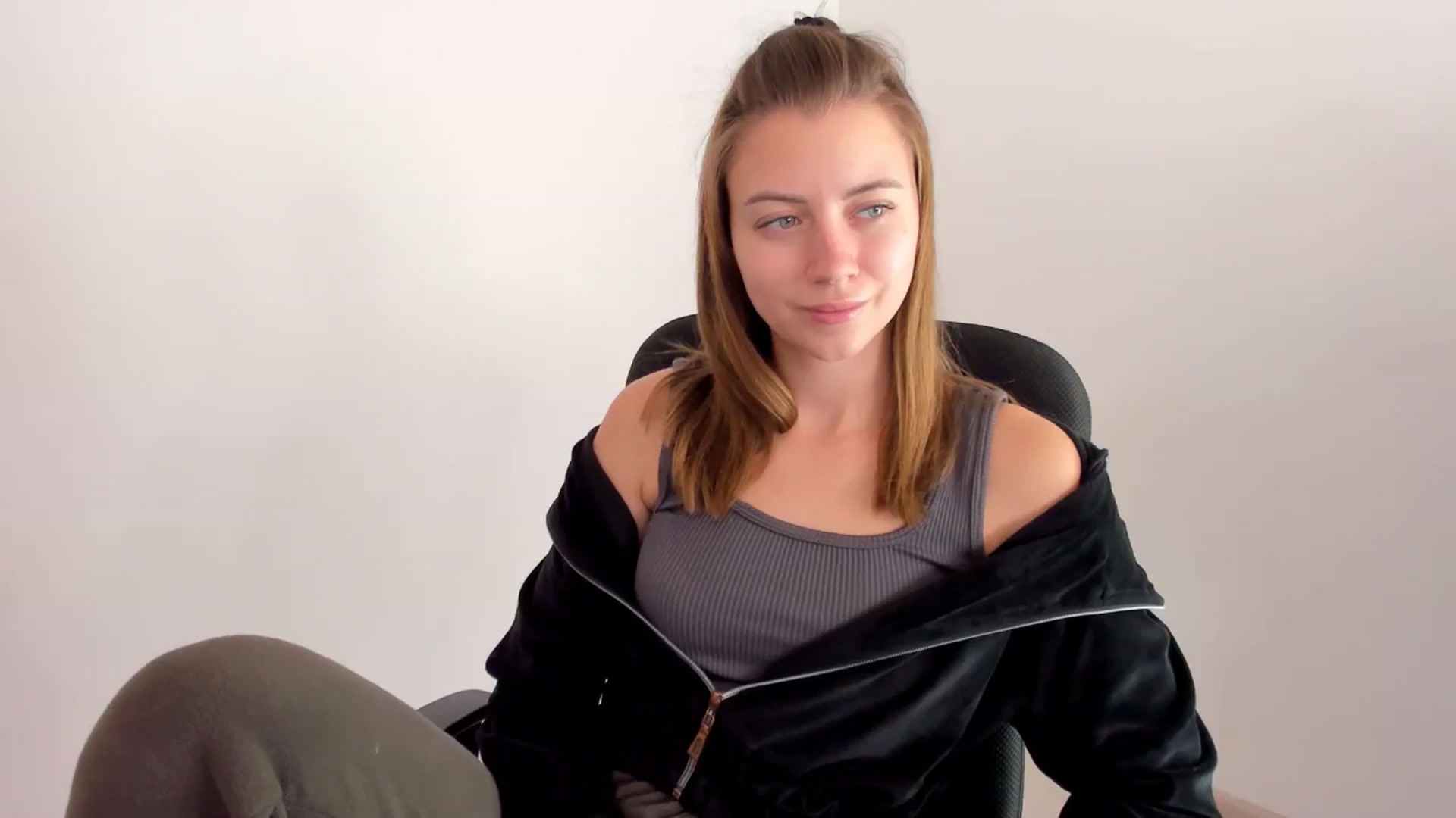 Gallery image thumbnail from Sulfate0's myfreecams stream on, 11/15/2024, 10:35 image 16 of 20