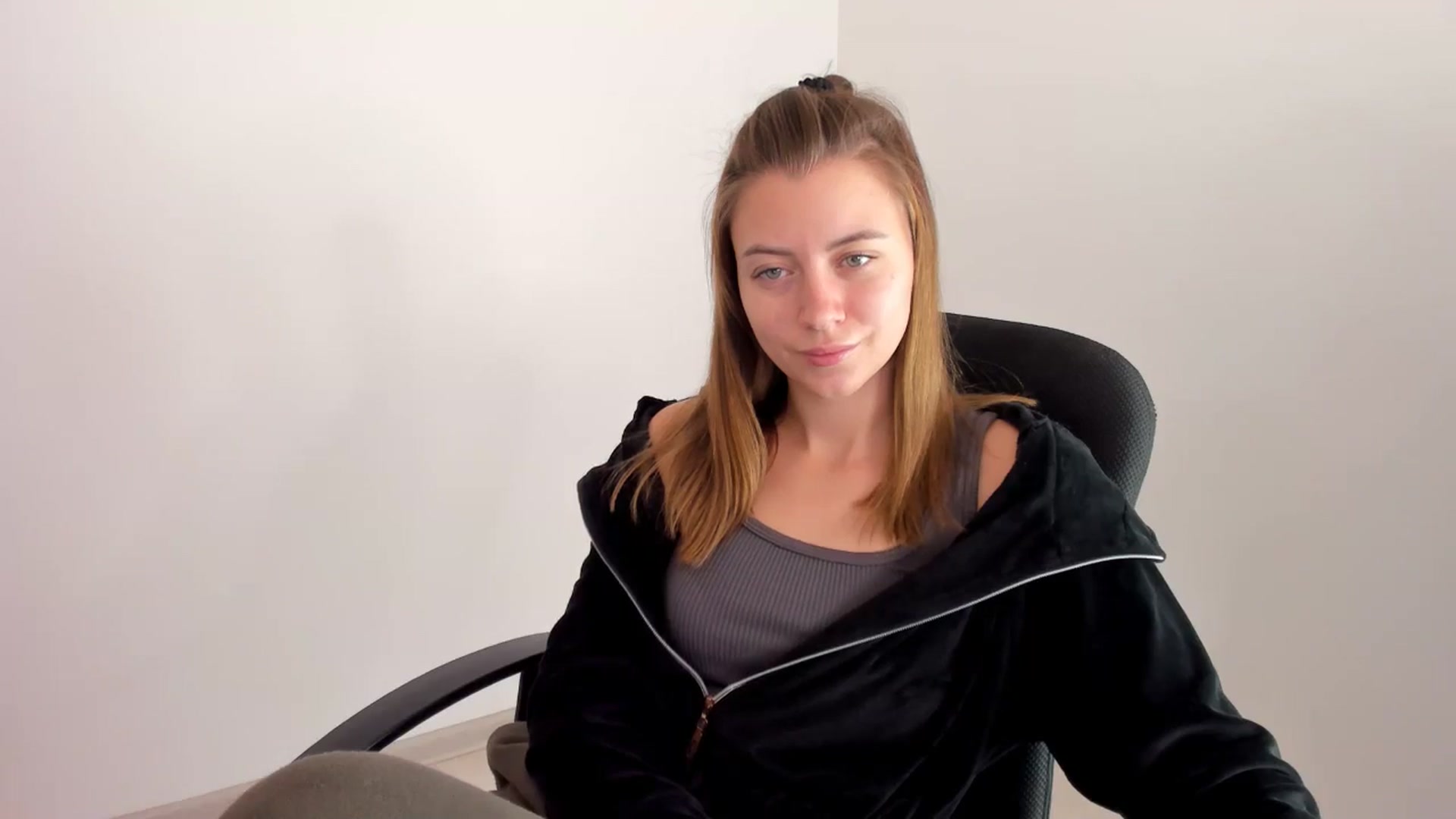 Gallery image thumbnail from Sulfate0's myfreecams stream on, 11/15/2024, 10:35 image 3 of 20