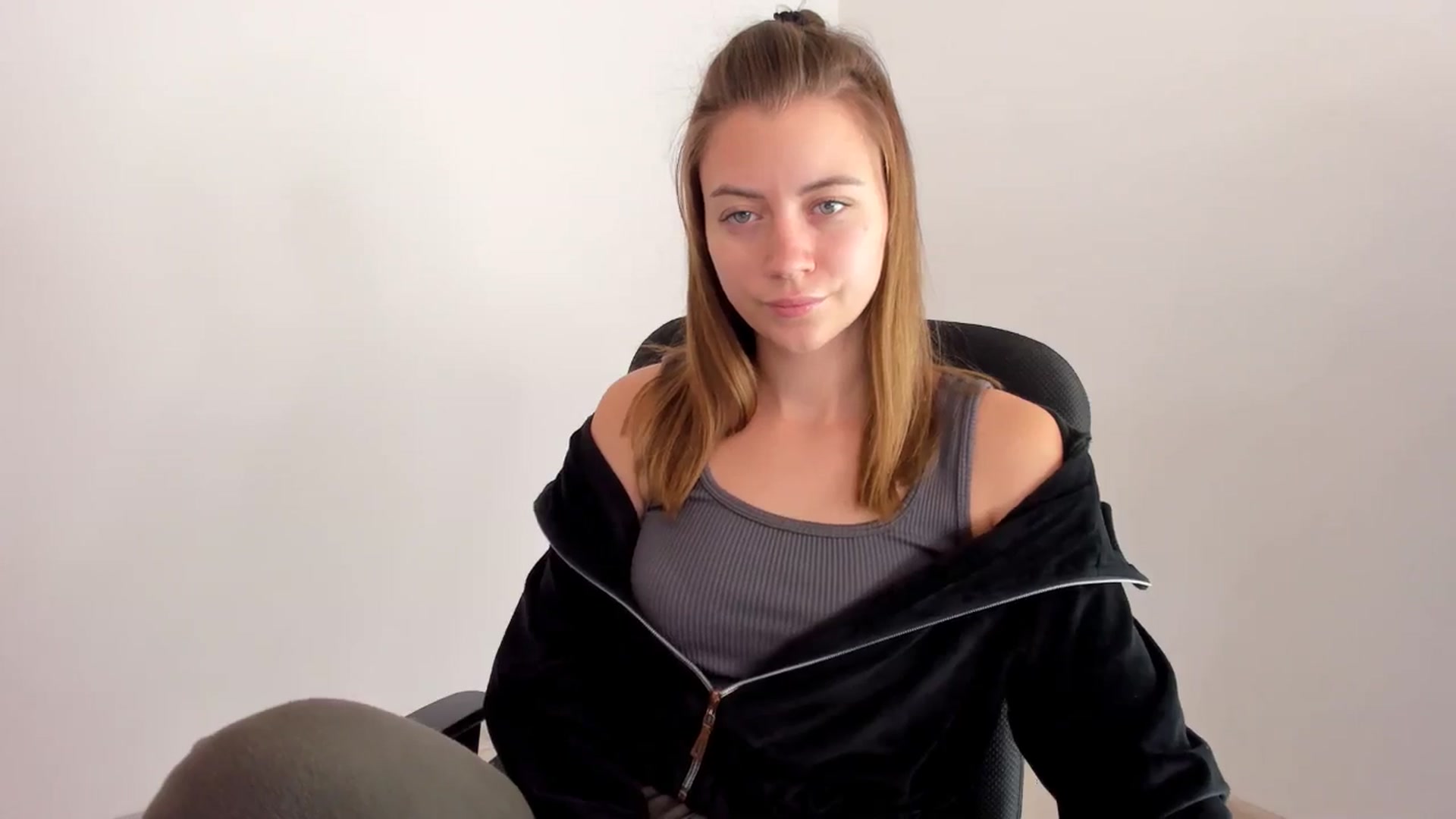 Gallery image thumbnail from Sulfate0's myfreecams stream on, 11/15/2024, 10:35 image 13 of 20