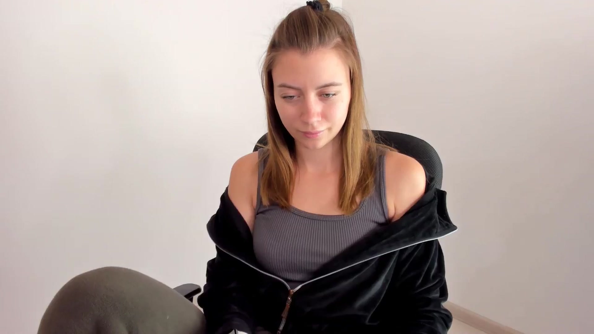 Gallery image thumbnail from Sulfate0's myfreecams stream on, 11/15/2024, 10:35 image 10 of 20