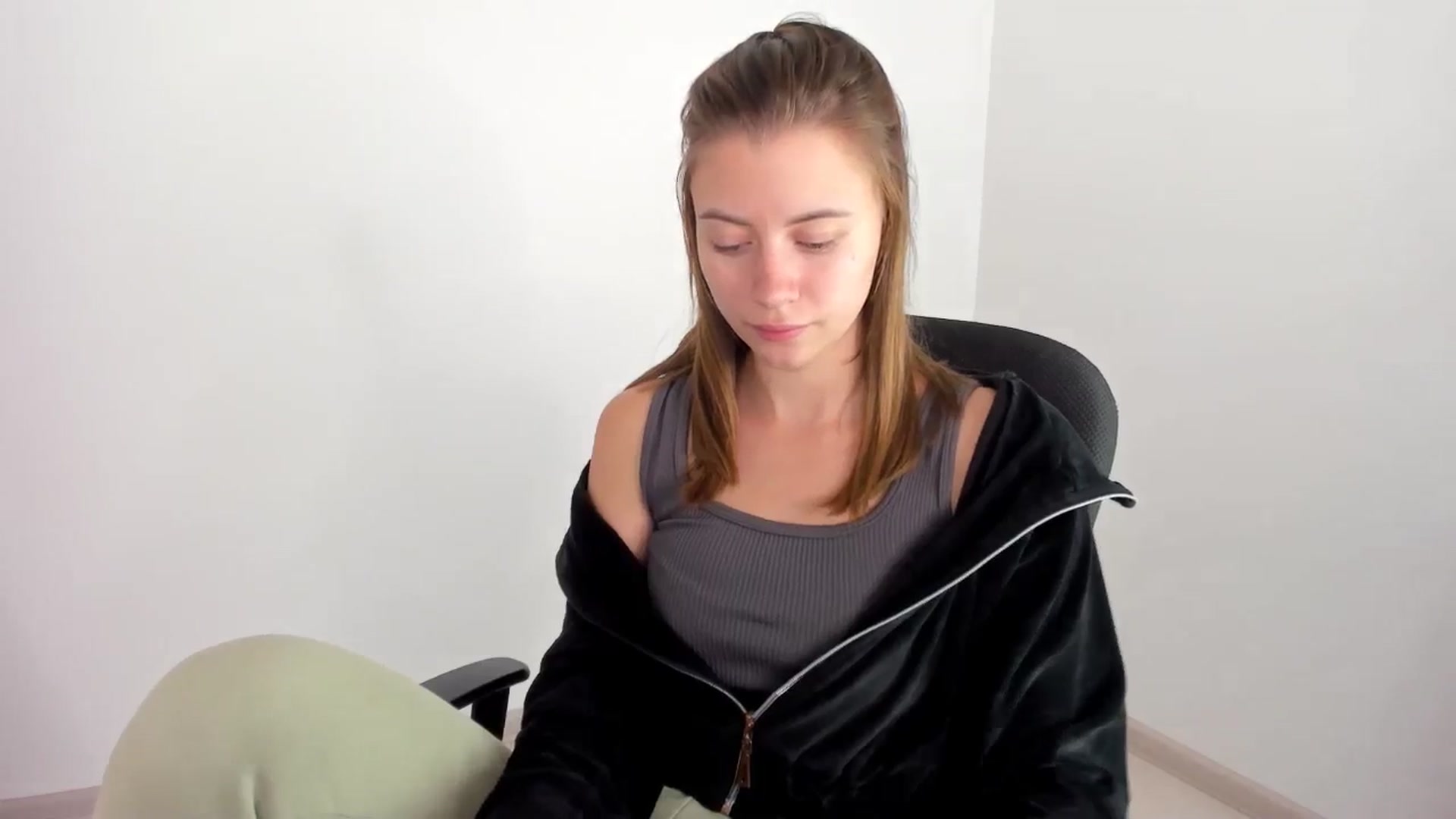 Gallery image thumbnail from Sulfate0's myfreecams stream on, 11/17/2024, 09:03 image 12 of 20