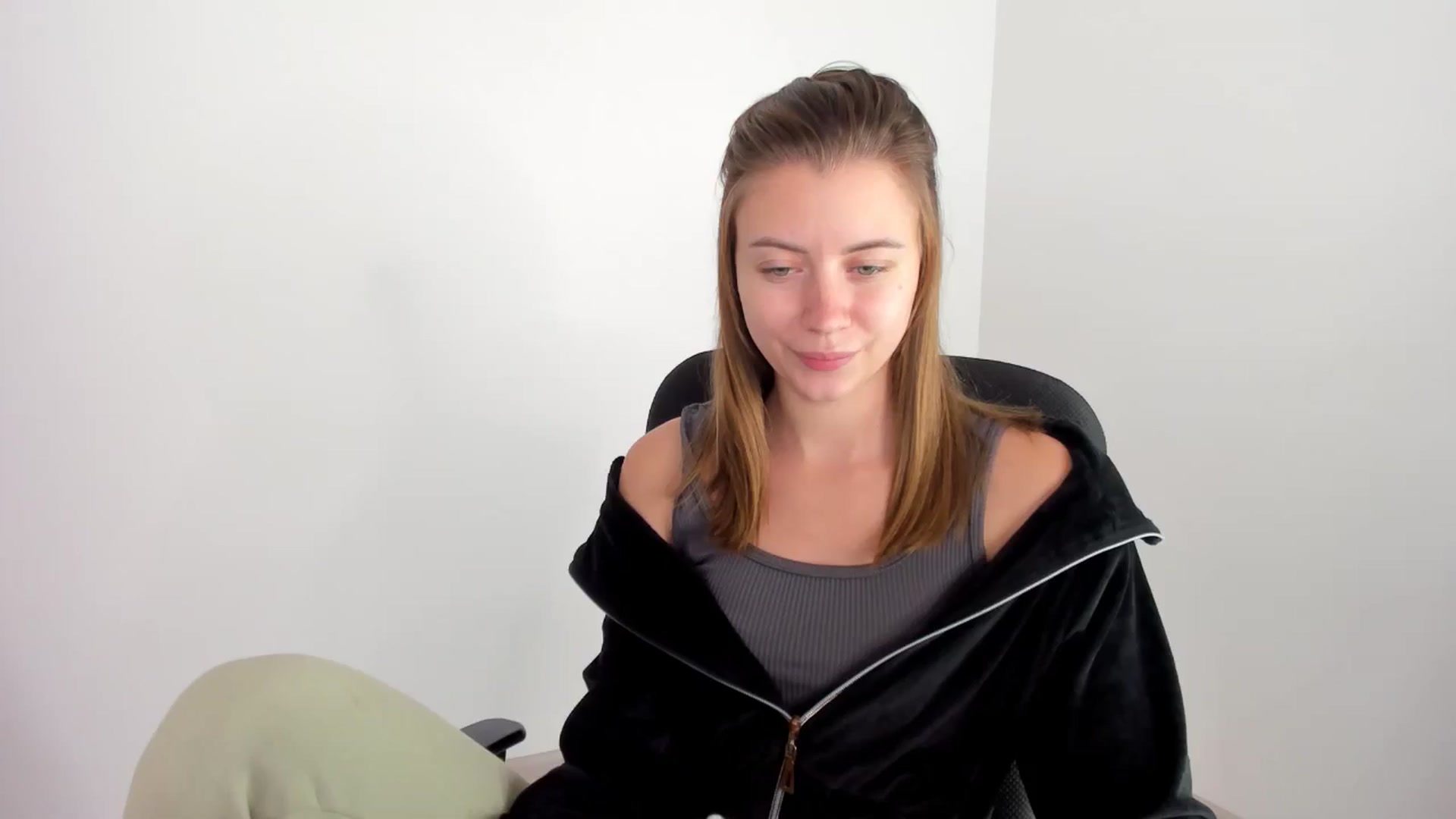 Gallery image thumbnail from Sulfate0's myfreecams stream on, 11/17/2024, 09:38 image 1 of 20
