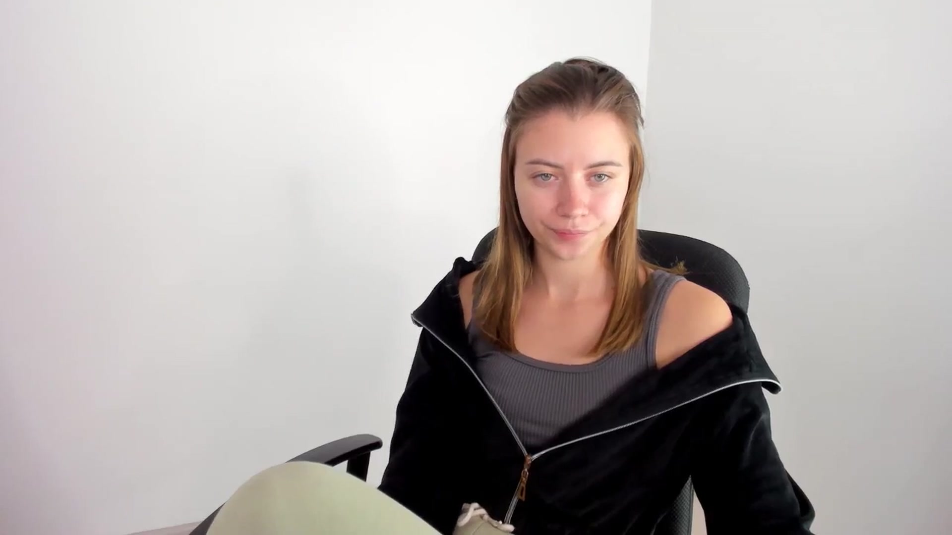 Gallery image thumbnail from Sulfate0's myfreecams stream on, 11/17/2024, 09:38 image 18 of 20