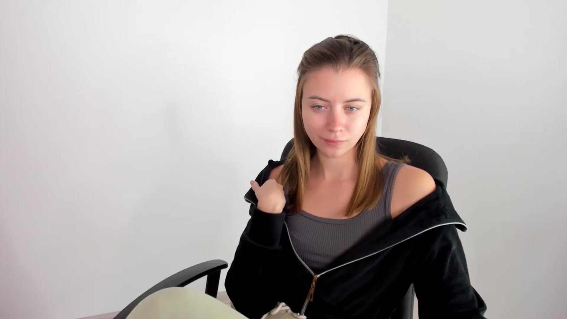 Gallery image thumbnail from Sulfate0's myfreecams stream on, 11/17/2024, 09:38 image 17 of 20