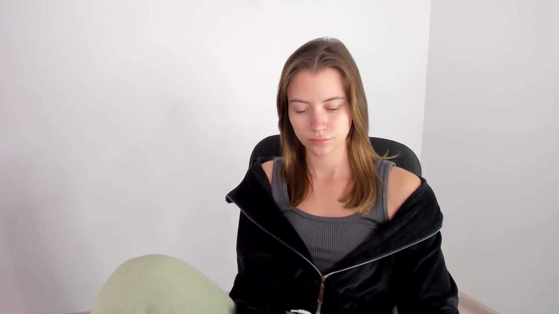 Gallery image thumbnail from Sulfate0's myfreecams stream on, 11/18/2024, 07:56 image 17 of 20