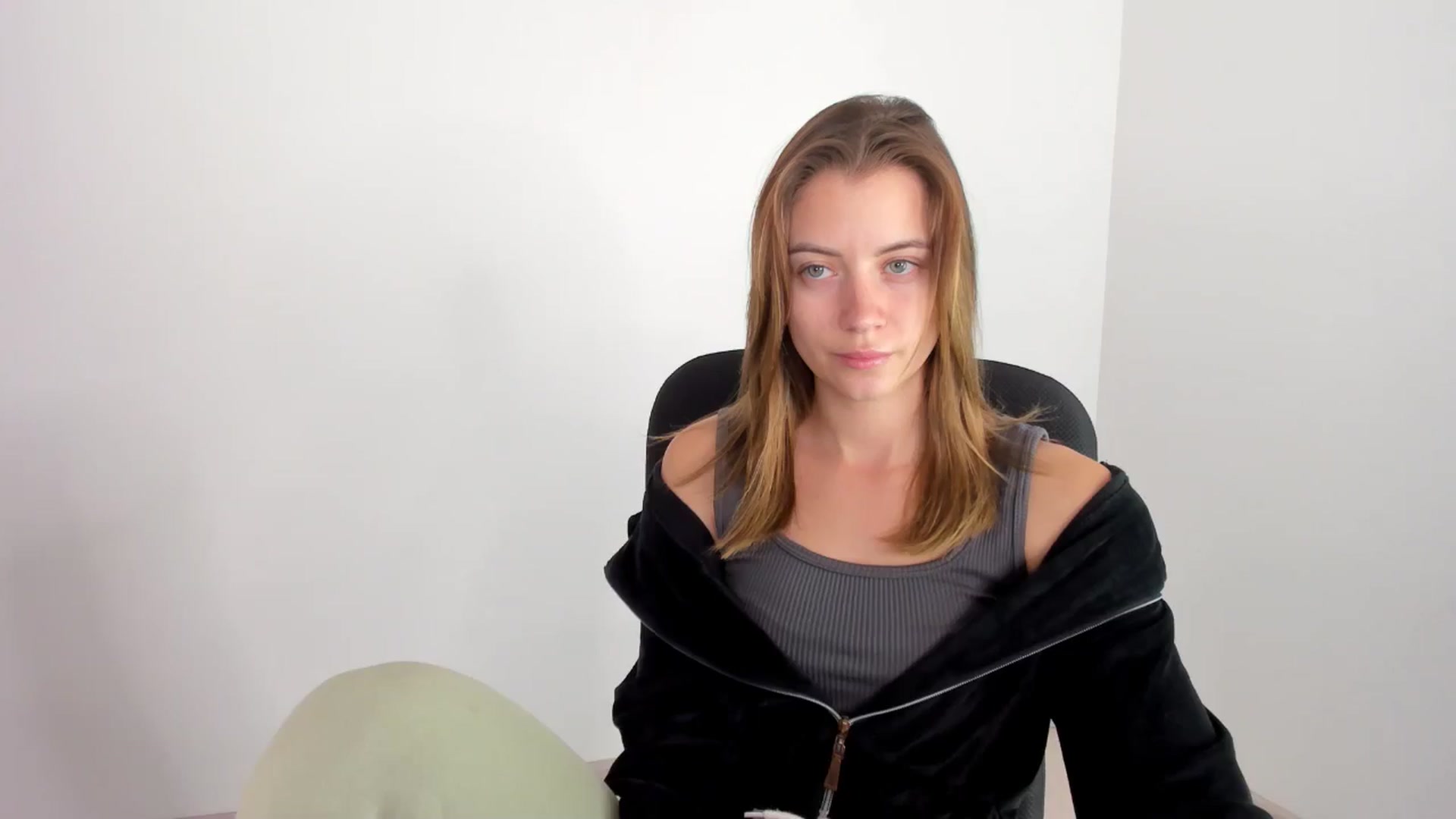 Gallery image thumbnail from Sulfate0's myfreecams stream on, 11/18/2024, 07:56 image 15 of 20