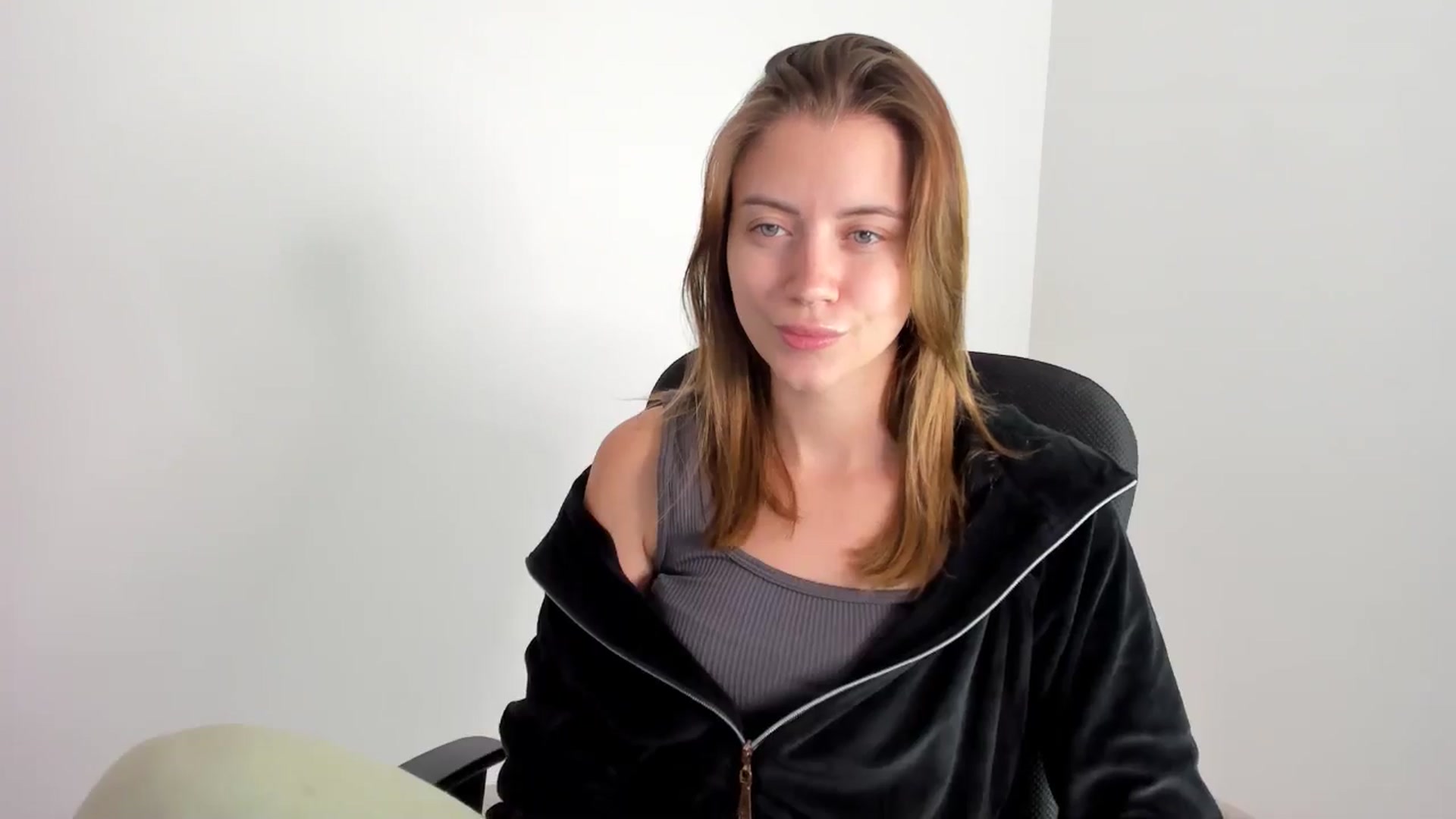 Gallery image thumbnail from Sulfate0's myfreecams stream on, 11/18/2024, 09:47 image 12 of 20