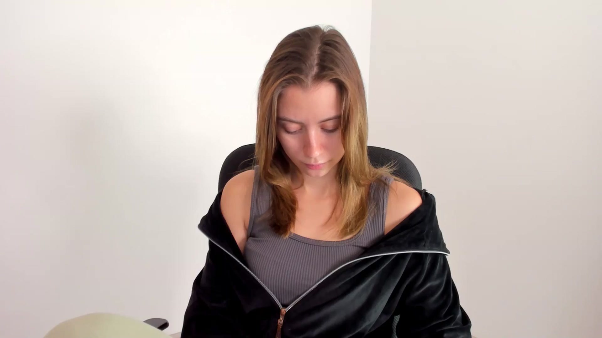 Gallery image thumbnail from Sulfate0's myfreecams stream on, 11/18/2024, 10:26 image 4 of 20