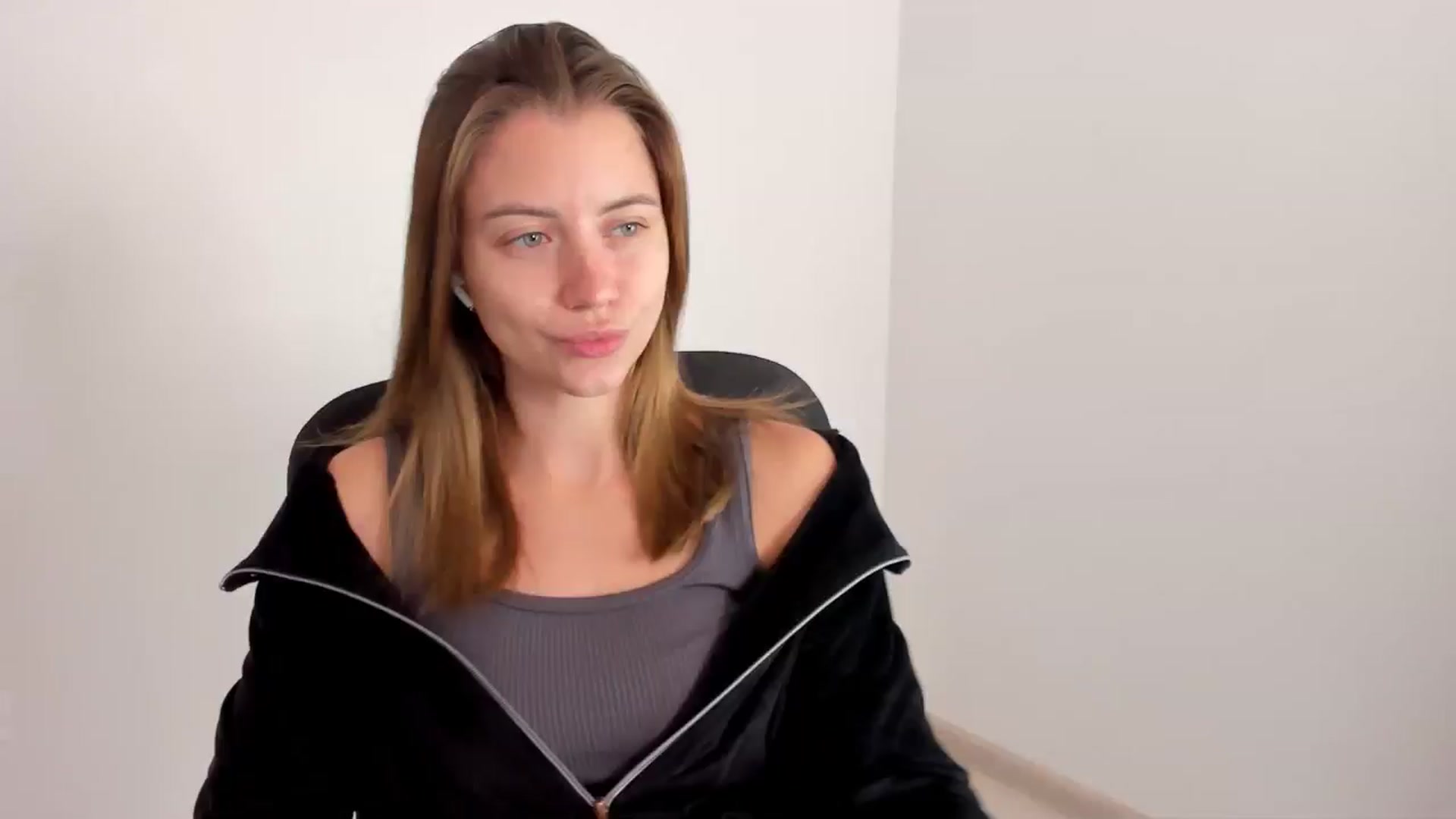 Gallery image thumbnail from Sulfate0's myfreecams stream on, 11/18/2024, 10:26 image 1 of 20