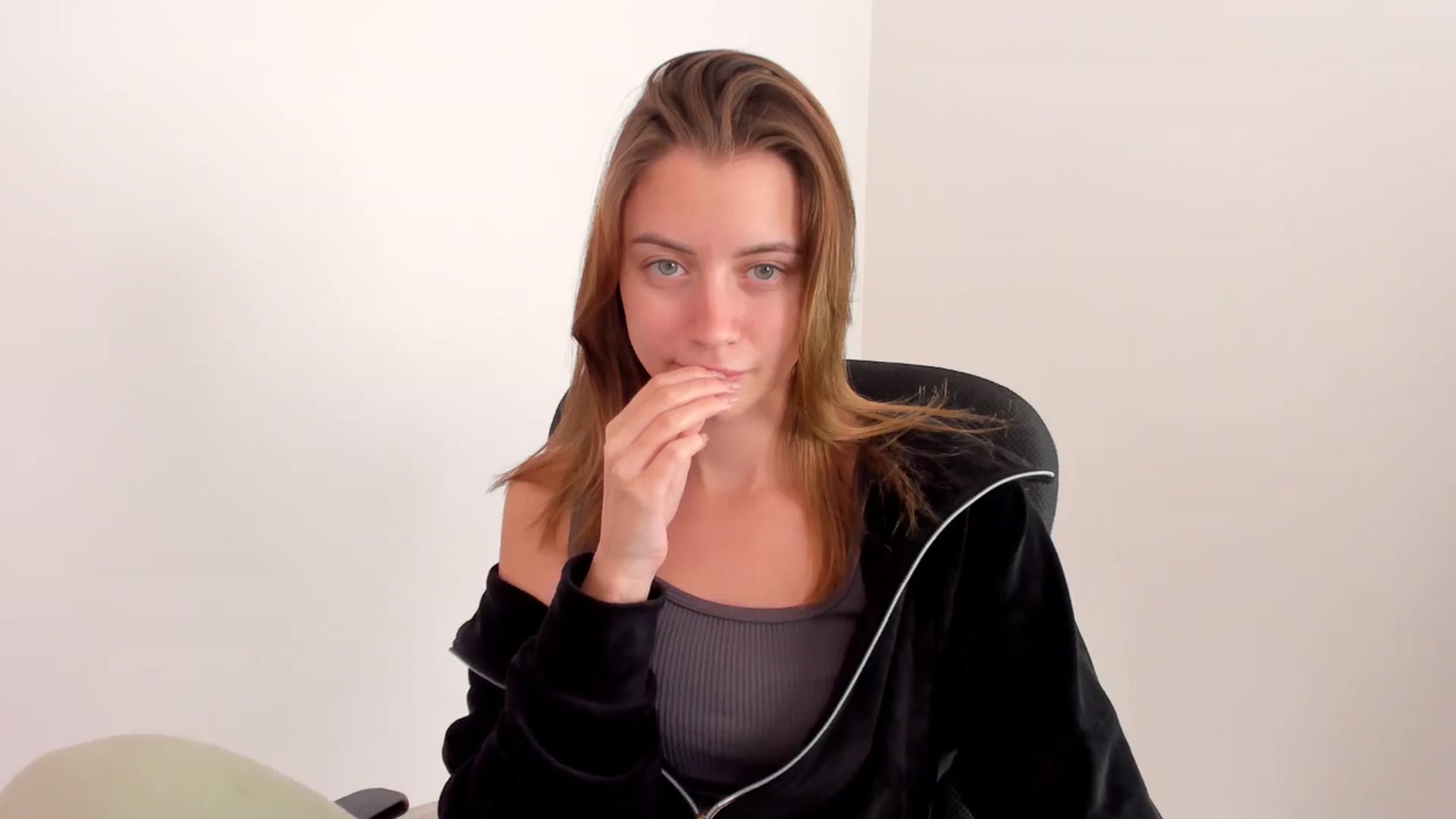 Gallery image thumbnail from Sulfate0's myfreecams stream on, 11/18/2024, 10:59 image 14 of 20