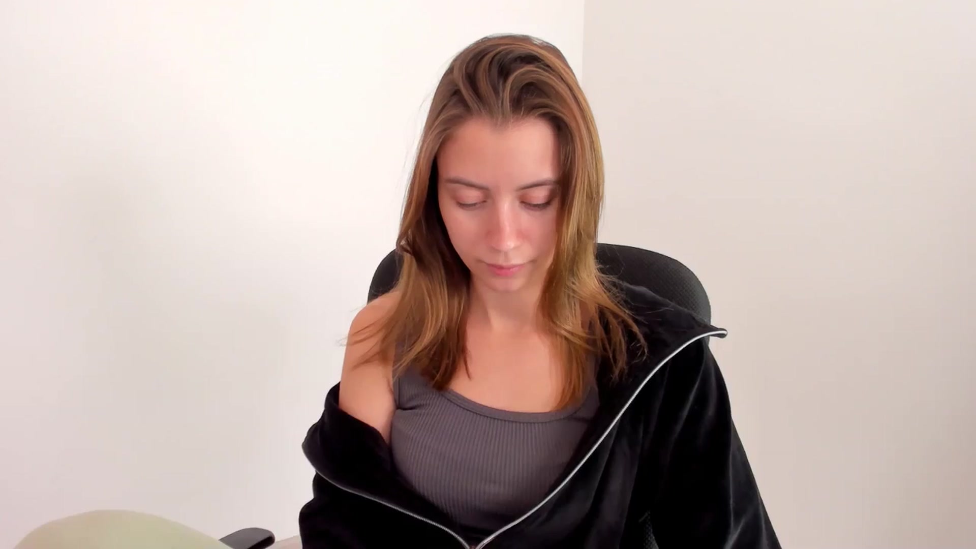 Gallery image thumbnail from Sulfate0's myfreecams stream on, 11/18/2024, 10:59 image 18 of 20