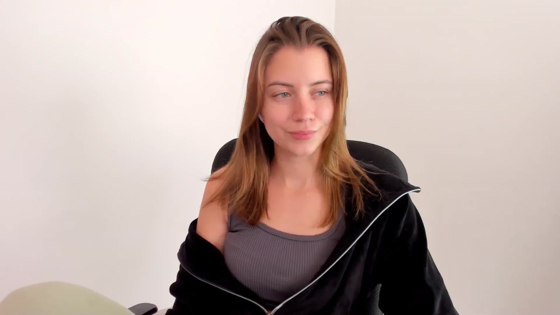 Gallery image thumbnail from Sulfate0's myfreecams stream on, 11/18/2024, 10:59 image 17 of 20