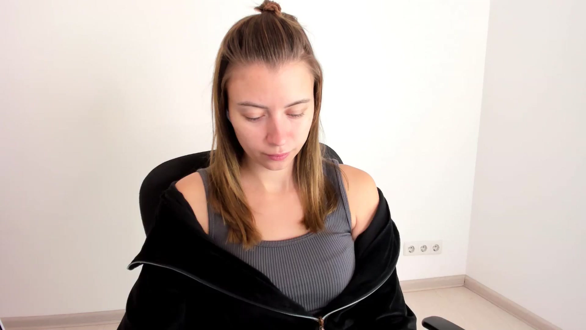 Gallery image thumbnail from Sulfate0's myfreecams stream on, 11/19/2024, 07:14 image 17 of 20