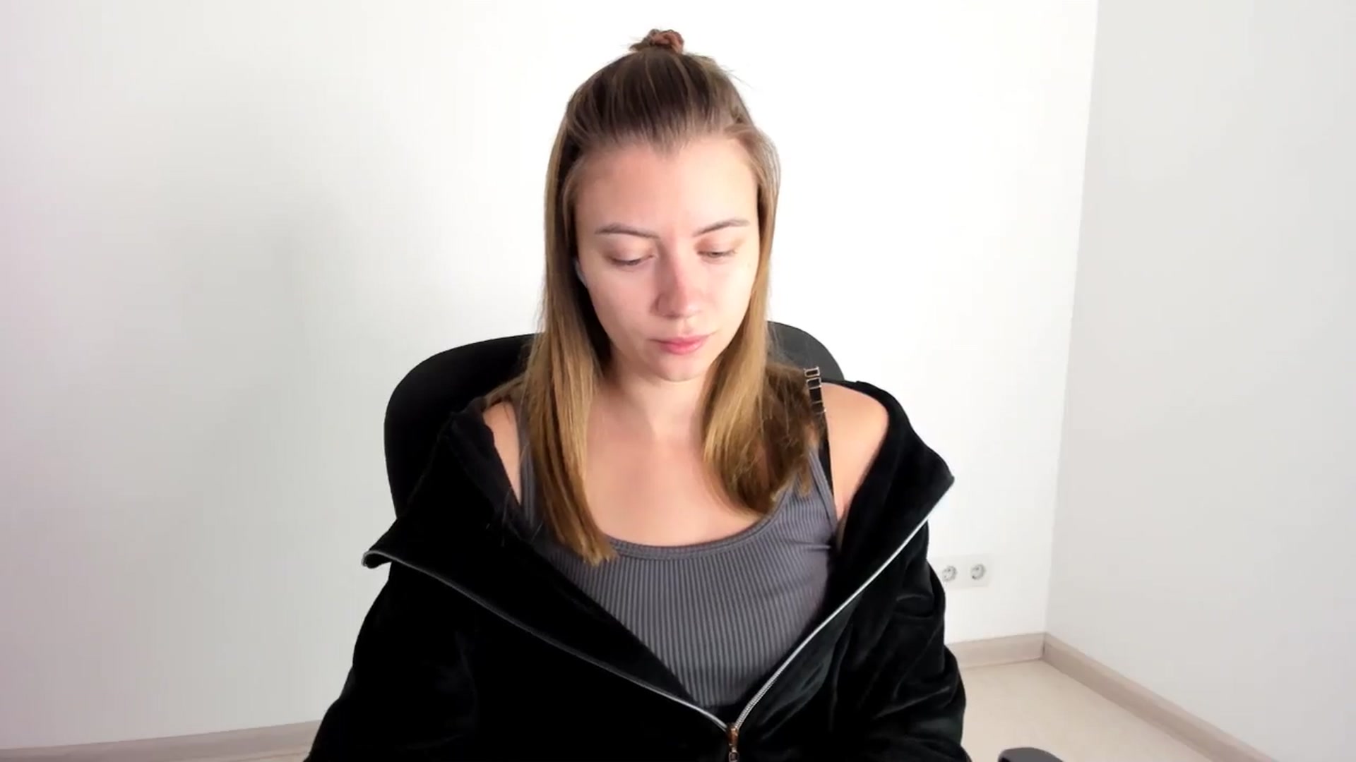 Gallery image thumbnail from Sulfate0's myfreecams stream on, 11/19/2024, 07:14 image 2 of 20
