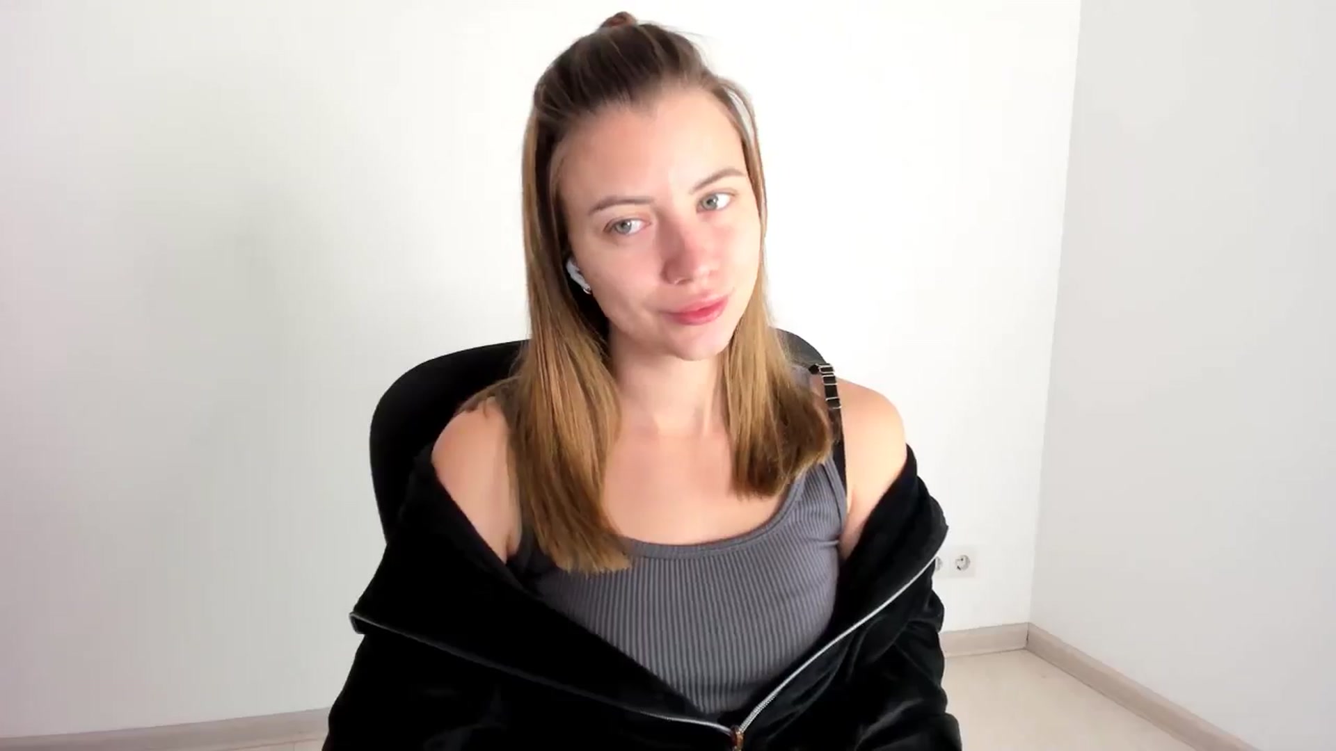 Gallery image thumbnail from Sulfate0's myfreecams stream on, 11/19/2024, 07:14 image 8 of 20