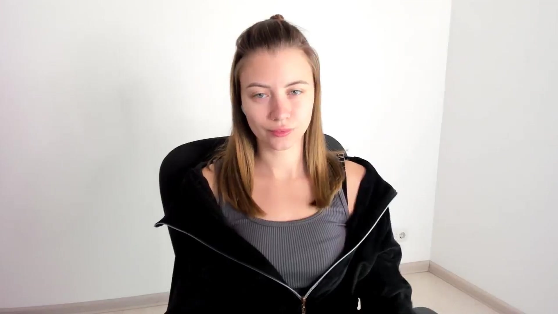 Gallery image thumbnail from Sulfate0's myfreecams stream on, 11/19/2024, 07:14 image 4 of 20