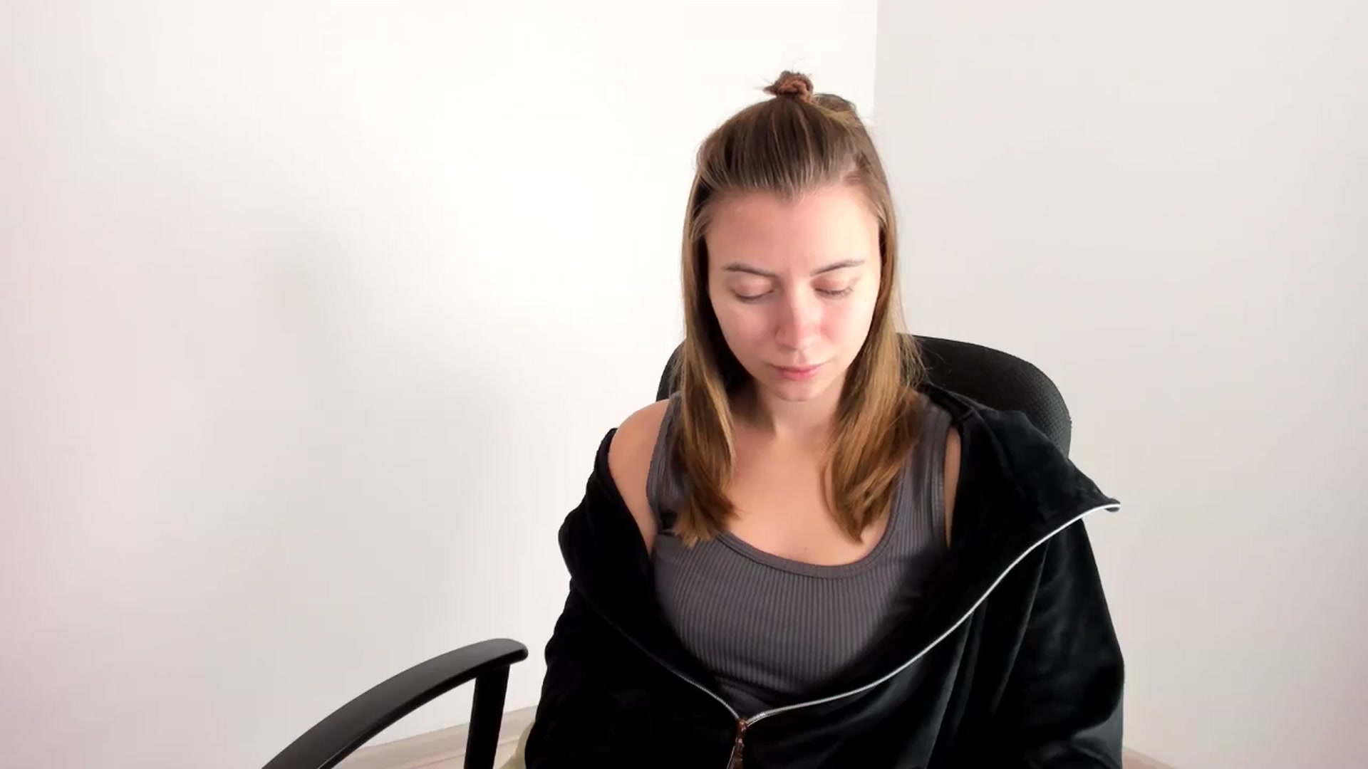 Gallery image thumbnail from Sulfate0's myfreecams stream on, 11/19/2024, 07:35 image 16 of 20
