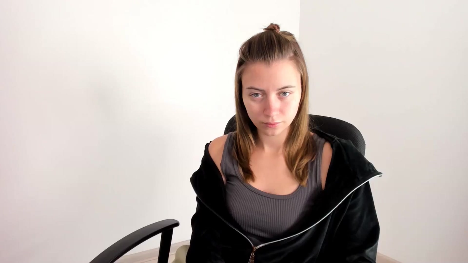 Gallery image thumbnail from Sulfate0's myfreecams stream on, 11/19/2024, 07:35 image 12 of 20