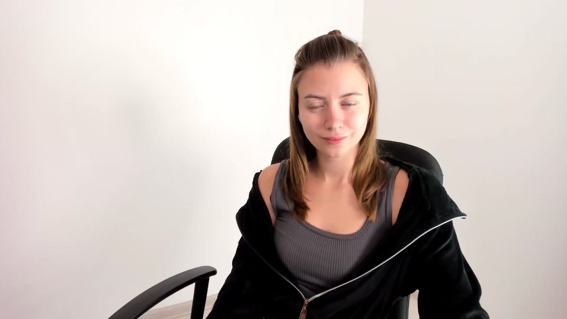 Gallery image thumbnail from Sulfate0's myfreecams stream on, 11/19/2024, 07:35 image 11 of 20