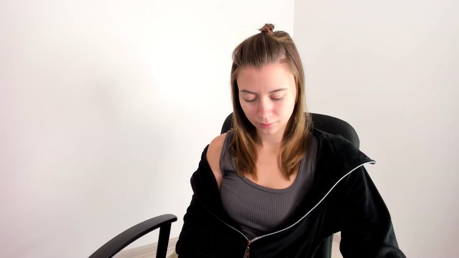 Gallery image thumbnail from Sulfate0's myfreecams stream on, 11/19/2024, 07:35 image 19 of 20