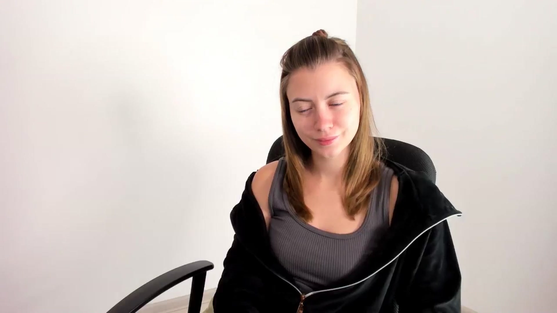 Gallery image thumbnail from Sulfate0's myfreecams stream on, 11/19/2024, 07:35 image 14 of 20