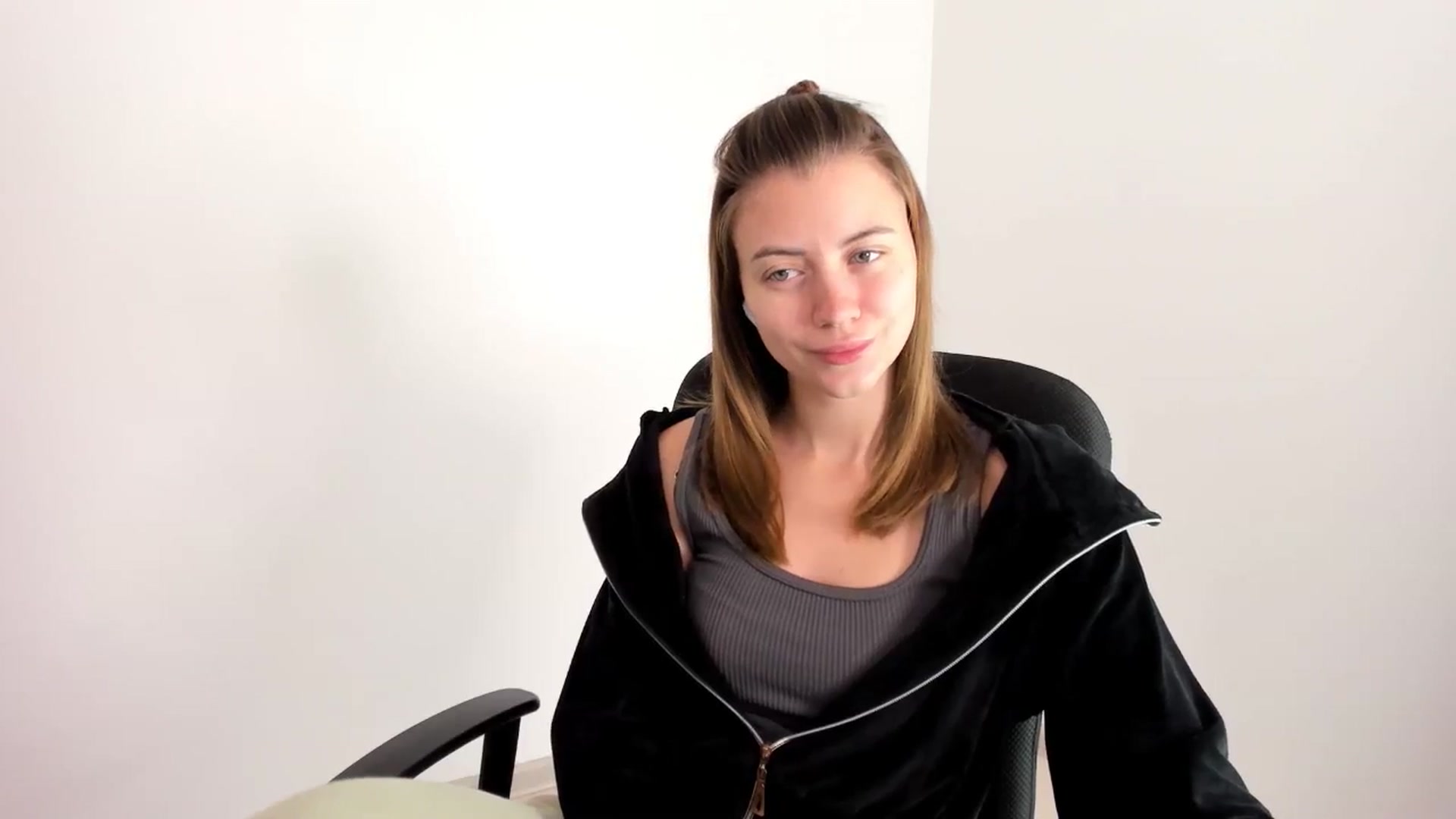 Gallery image thumbnail from Sulfate0's myfreecams stream on, 11/19/2024, 07:35 image 4 of 20
