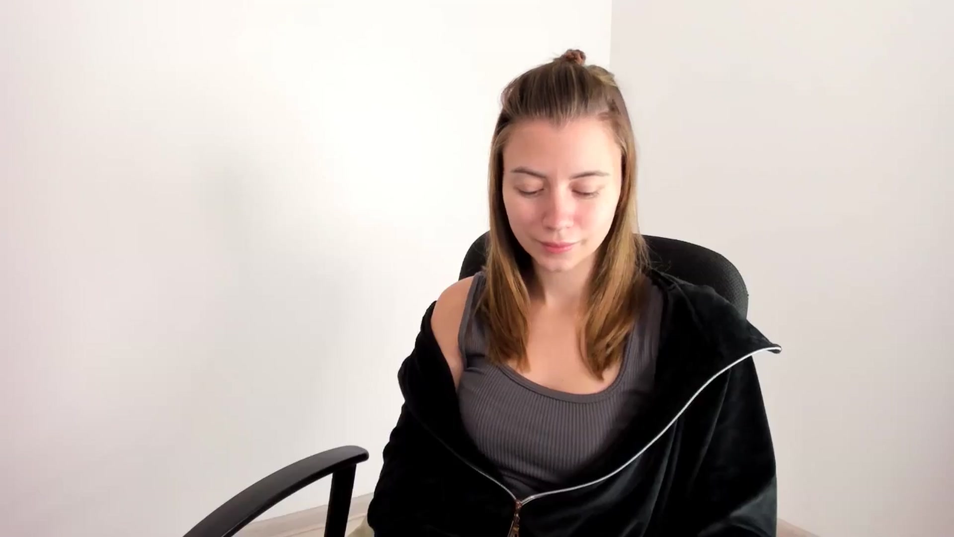 Gallery image thumbnail from Sulfate0's myfreecams stream on, 11/19/2024, 07:35 image 18 of 20