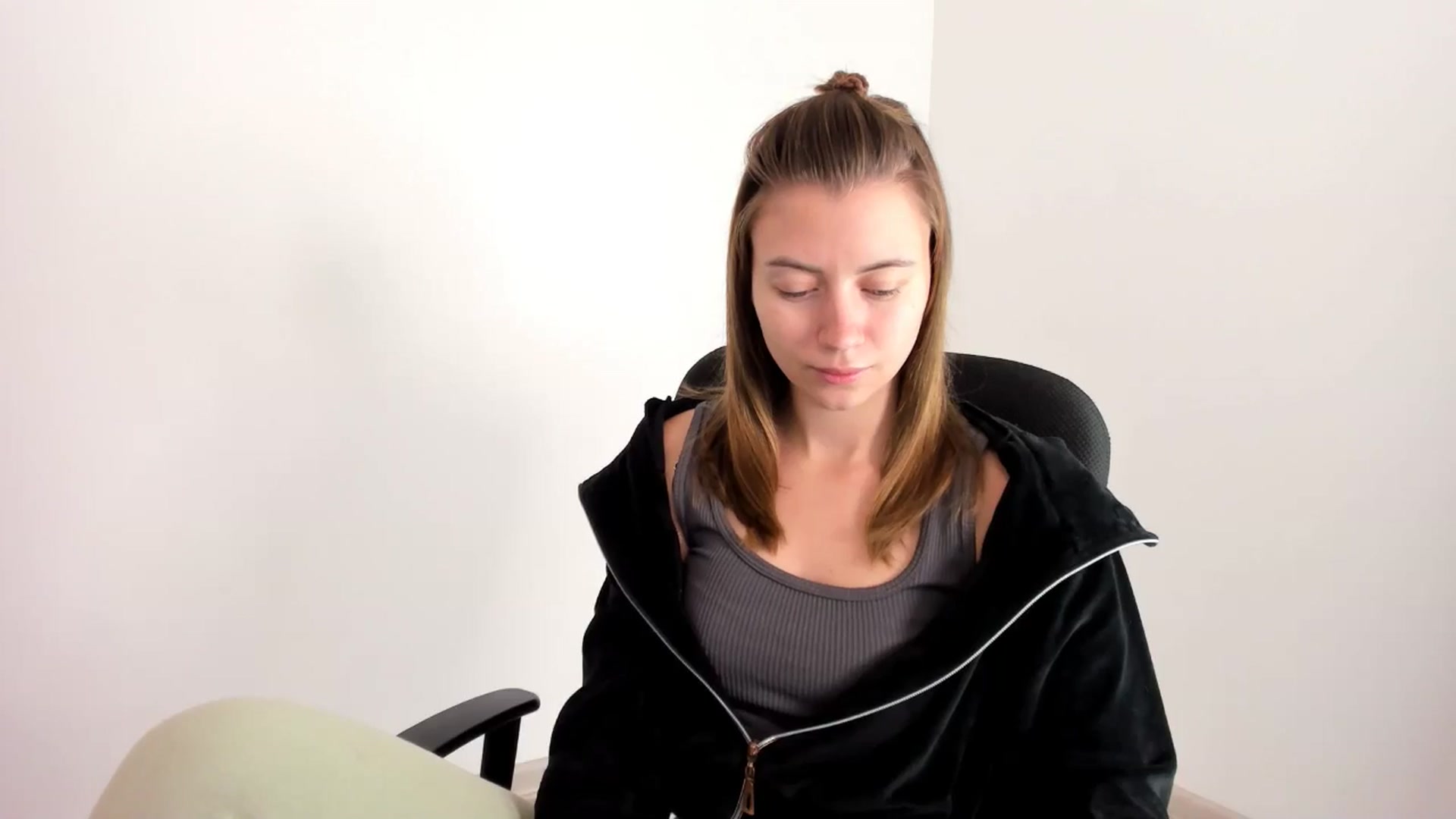 Gallery image thumbnail from Sulfate0's myfreecams stream on, 11/19/2024, 07:35 image 3 of 20