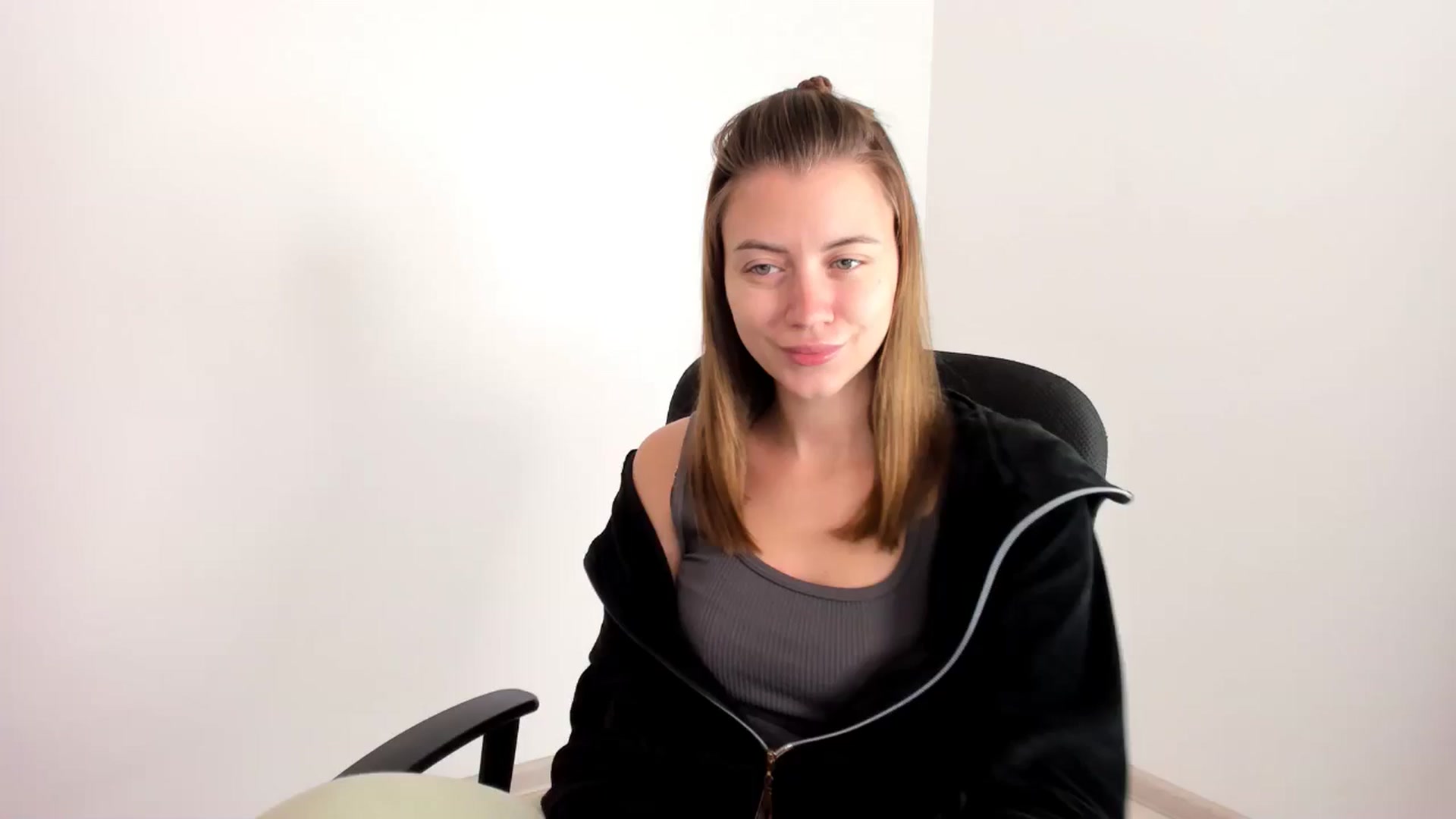 Gallery image thumbnail from Sulfate0's myfreecams stream on, 11/19/2024, 07:35 image 7 of 20