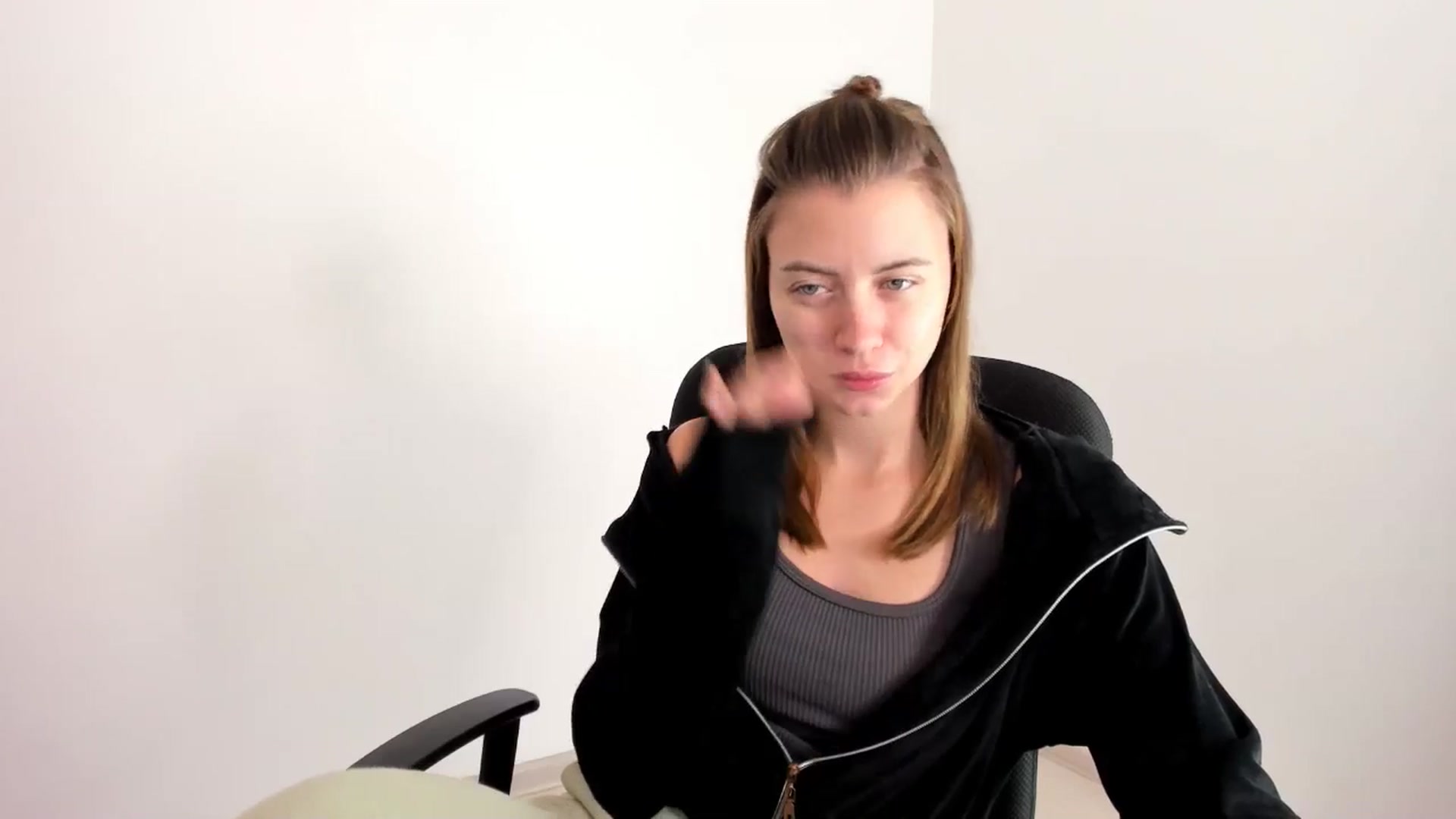 Gallery image thumbnail from Sulfate0's myfreecams stream on, 11/19/2024, 07:35 image 5 of 20