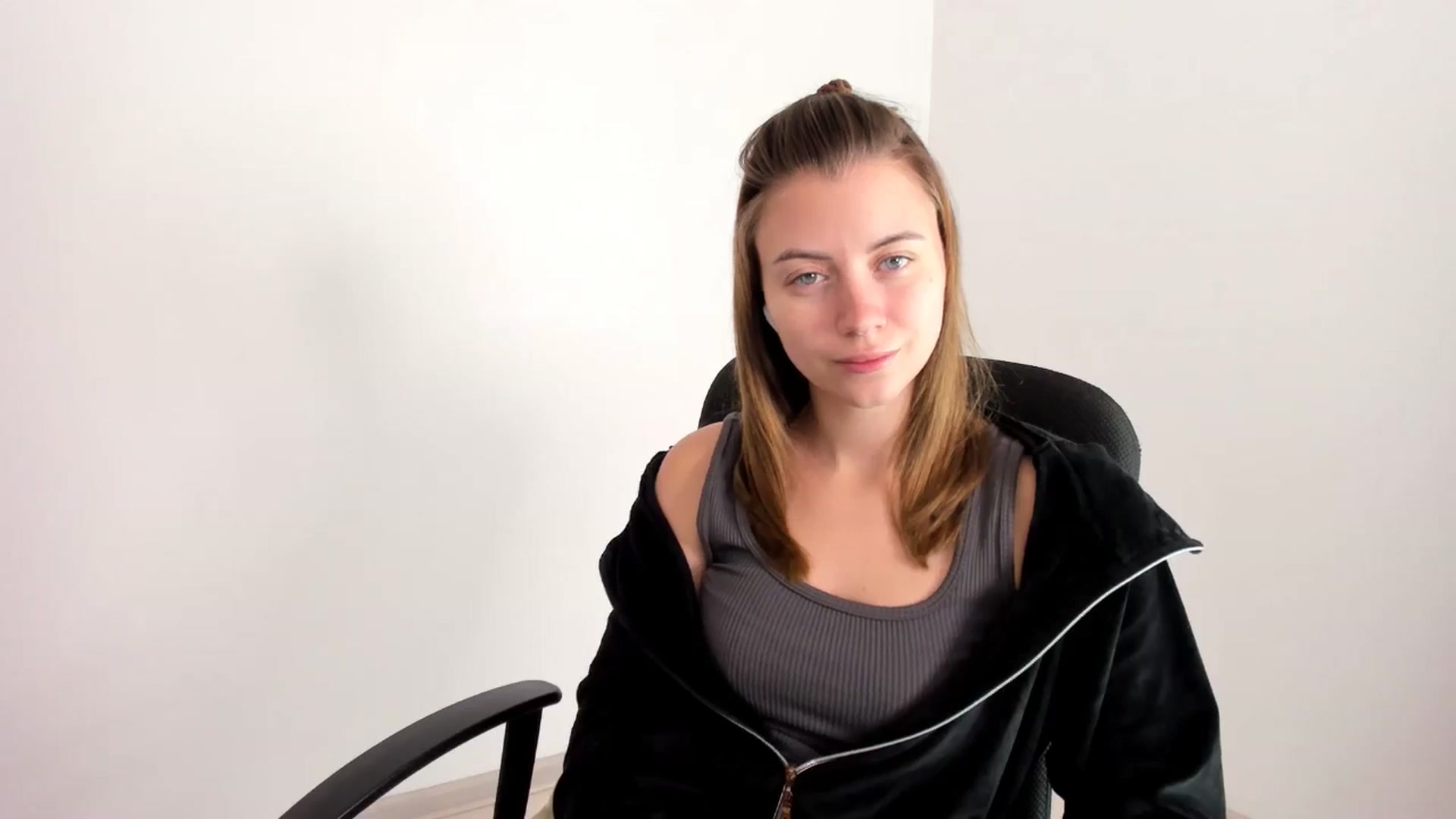 Gallery image thumbnail from Sulfate0's myfreecams stream on, 11/19/2024, 07:35 image 15 of 20