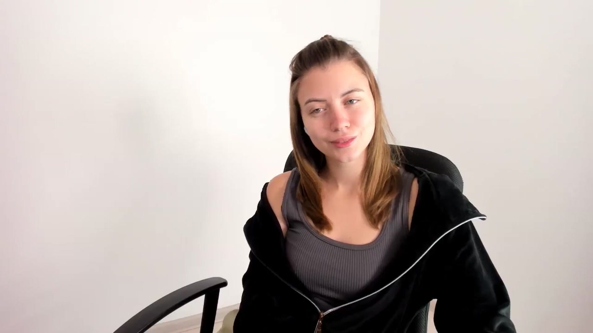 Gallery image thumbnail from Sulfate0's myfreecams stream on, 11/19/2024, 07:35 image 13 of 20