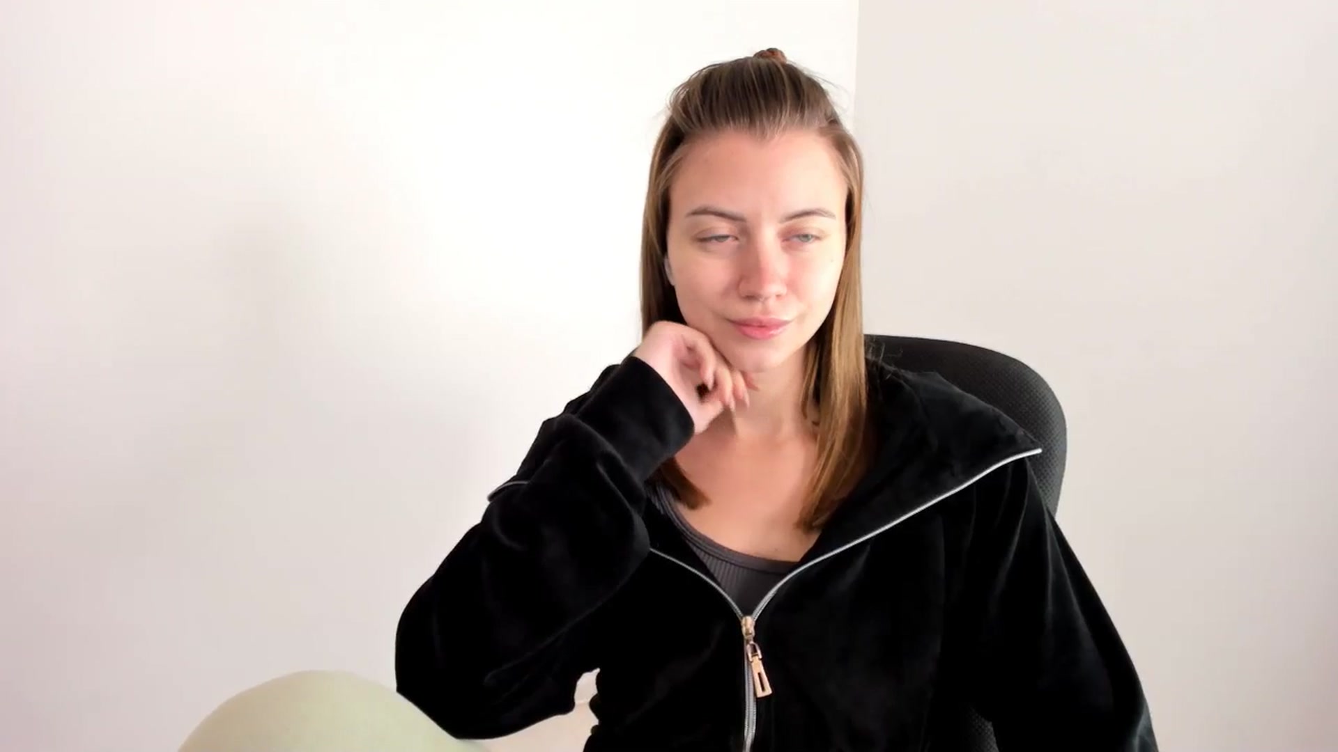Gallery image thumbnail from Sulfate0's myfreecams stream on, 11/19/2024, 07:54 image 10 of 20