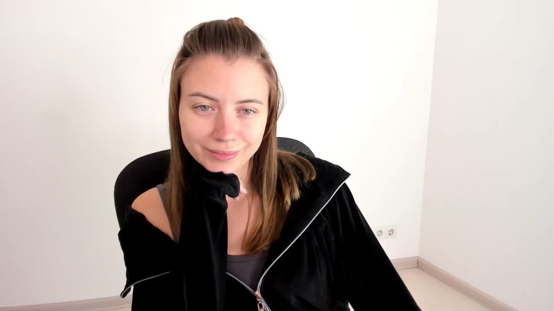 Gallery image thumbnail from Sulfate0's myfreecams stream on, 11/19/2024, 08:39 image 8 of 20