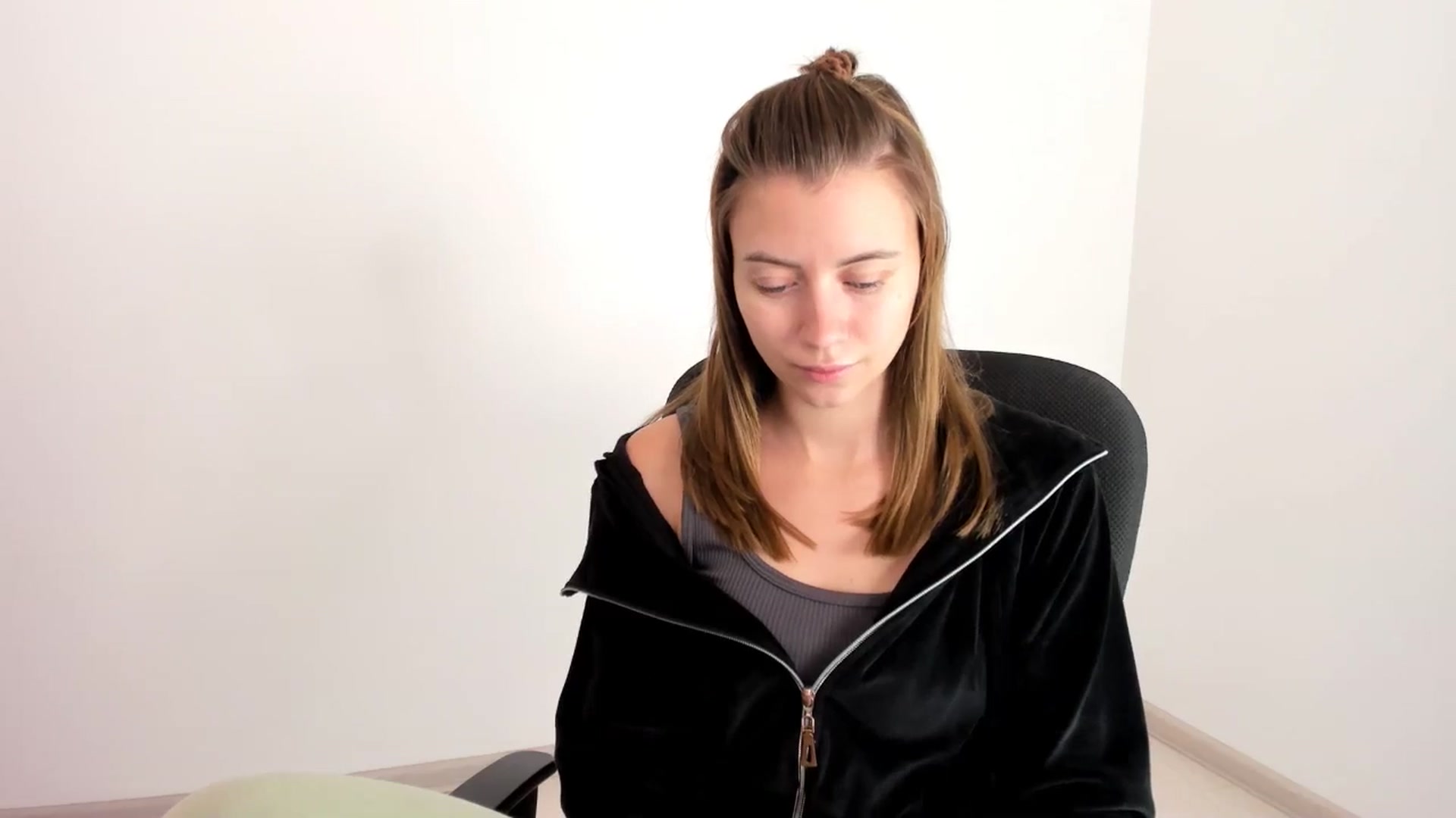 Gallery image thumbnail from Sulfate0's myfreecams stream on, 11/19/2024, 08:39 image 18 of 20